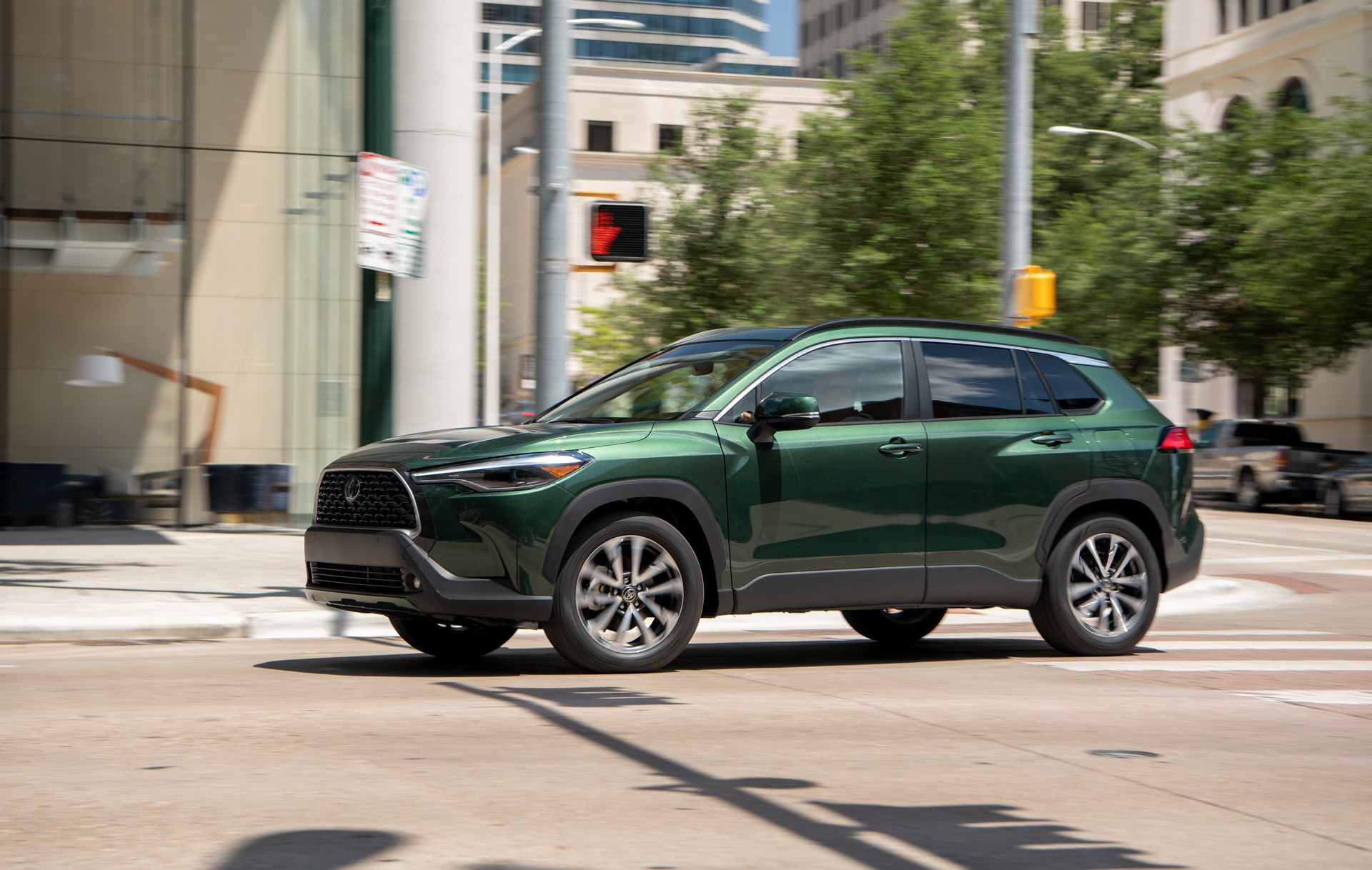 Download 2022 Toyota Corolla Cross XLE - Side HD Wallpaper 1920x1218 #6