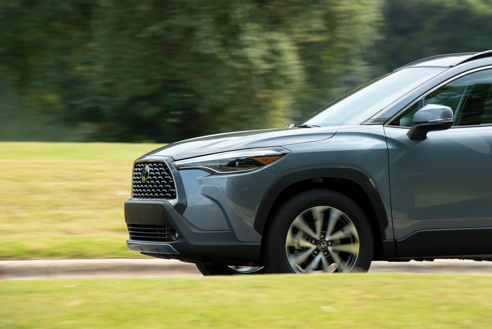 Download 2022 Toyota Corolla Cross XLE - Side HD Wallpaper 1920x1286 #103