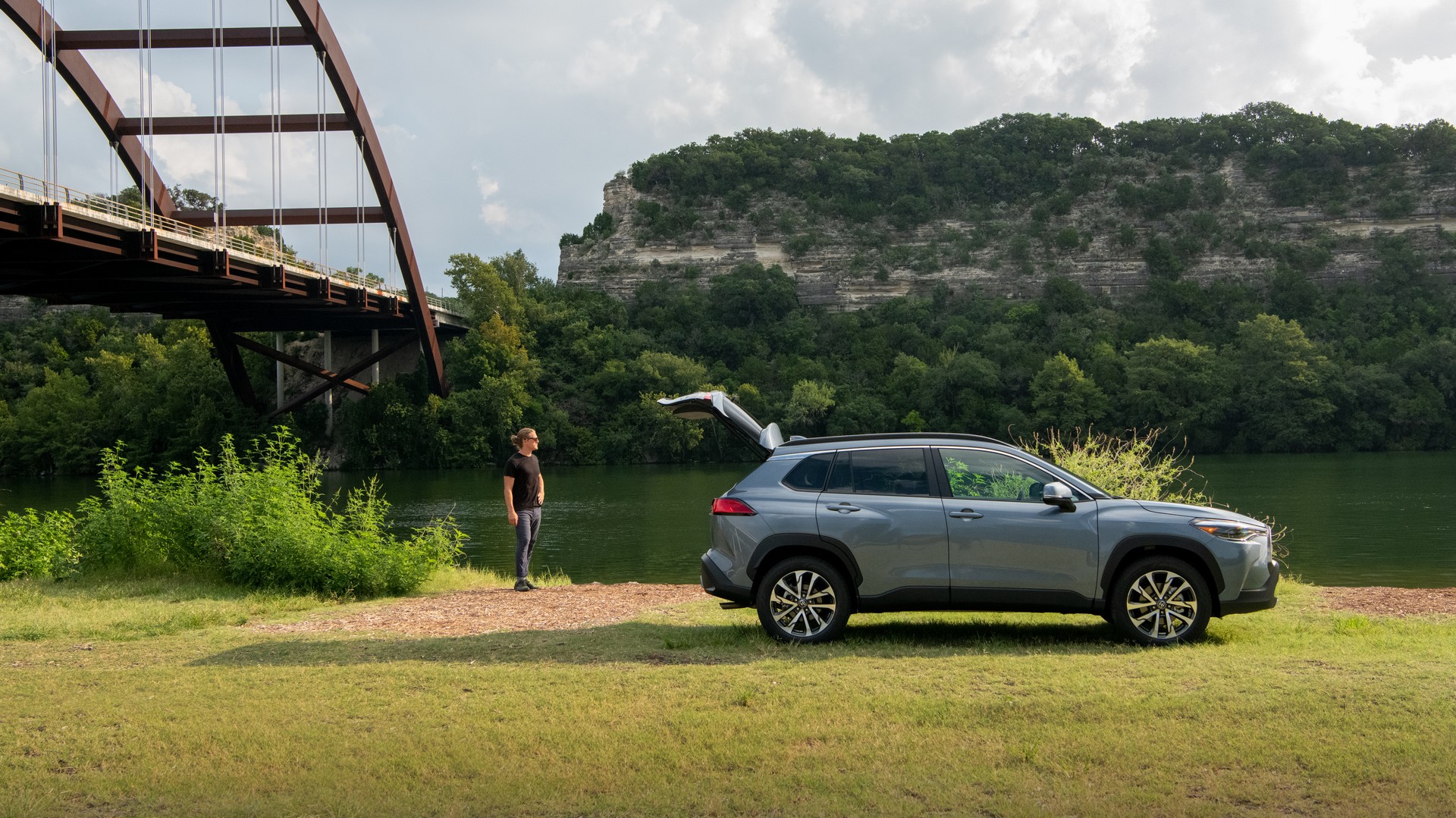 Download 2022 Toyota Corolla Cross XLE - Side HD Wallpaper 1920x1079 #100