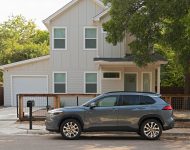 2022 Toyota Corolla Cross XLE - Side Wallpaper 190x150