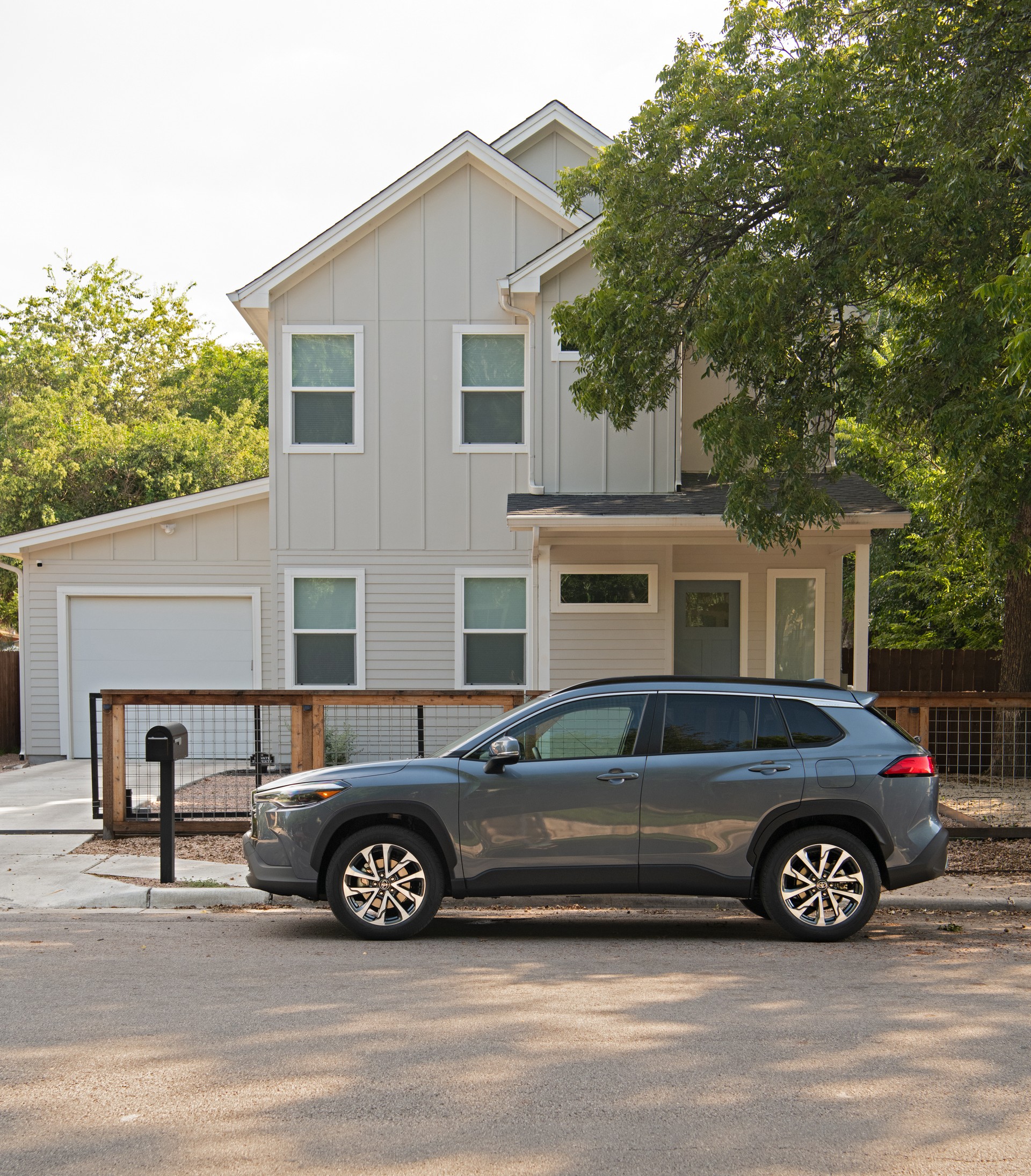 Download 2022 Toyota Corolla Cross XLE - Side HD Phone Wallpaper 1920x2191 #90