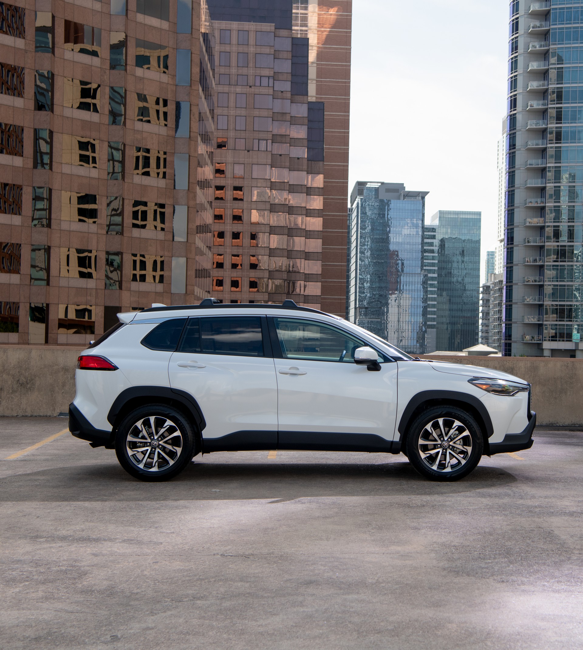 Download 2022 Toyota Corolla Cross XLE - Side HD Phone Wallpaper 1920x2139 #67