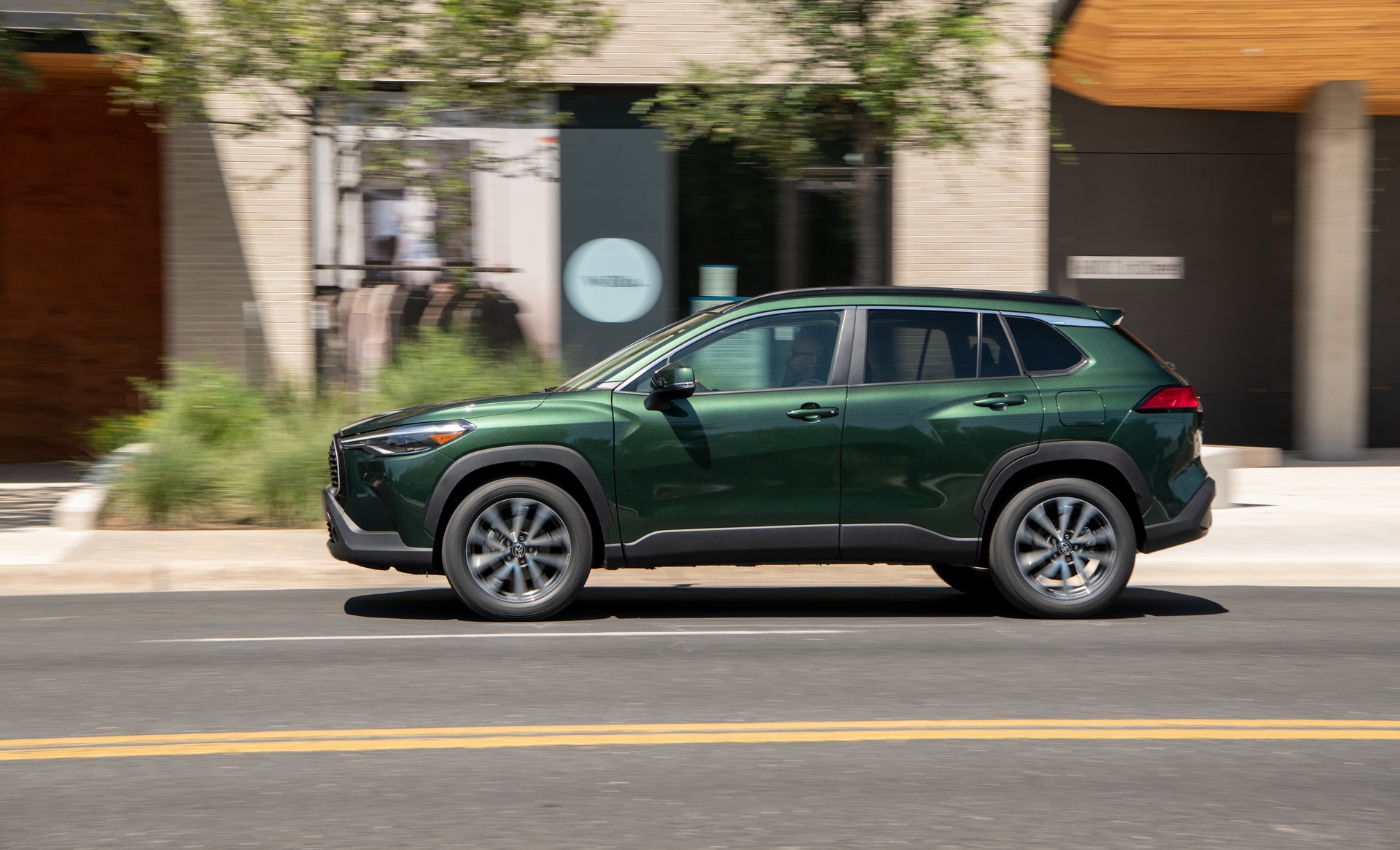 Download 2022 Toyota Corolla Cross XLE - Side HD Wallpaper 1920x1166 #7