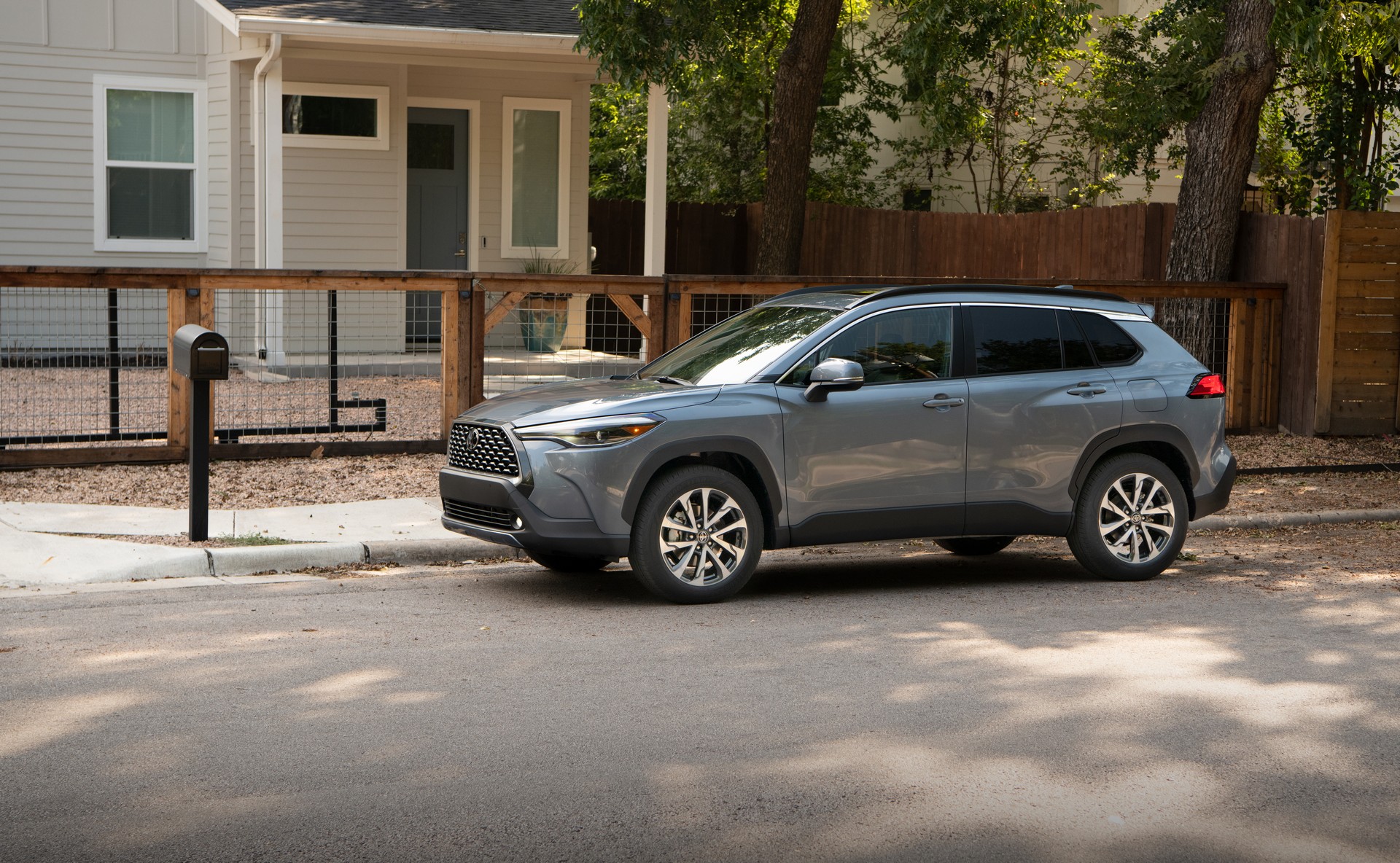 Download 2022 Toyota Corolla Cross XLE - Side HD Wallpaper 1920x1184 #91