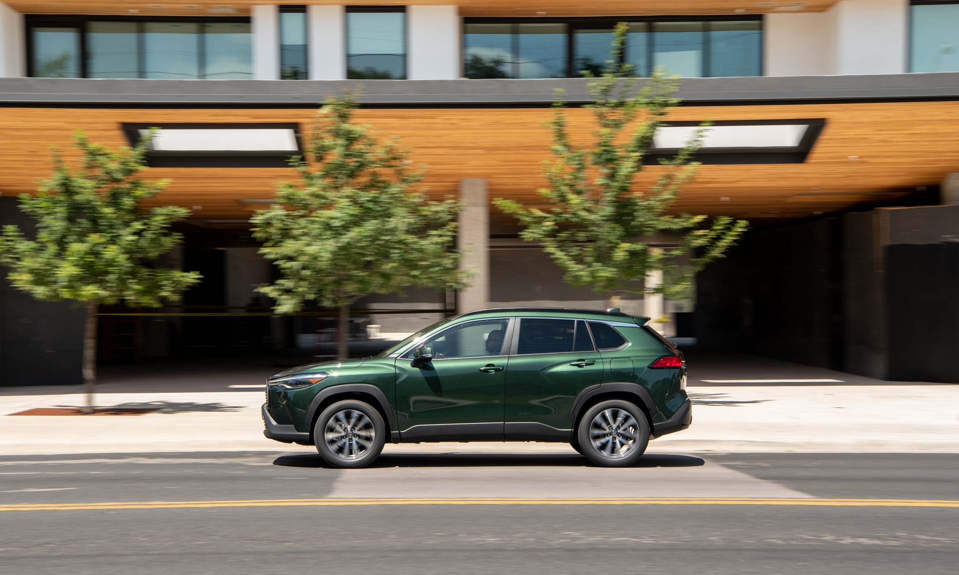 Download 2022 Toyota Corolla Cross XLE - Side HD Wallpaper 1920x1152 #8