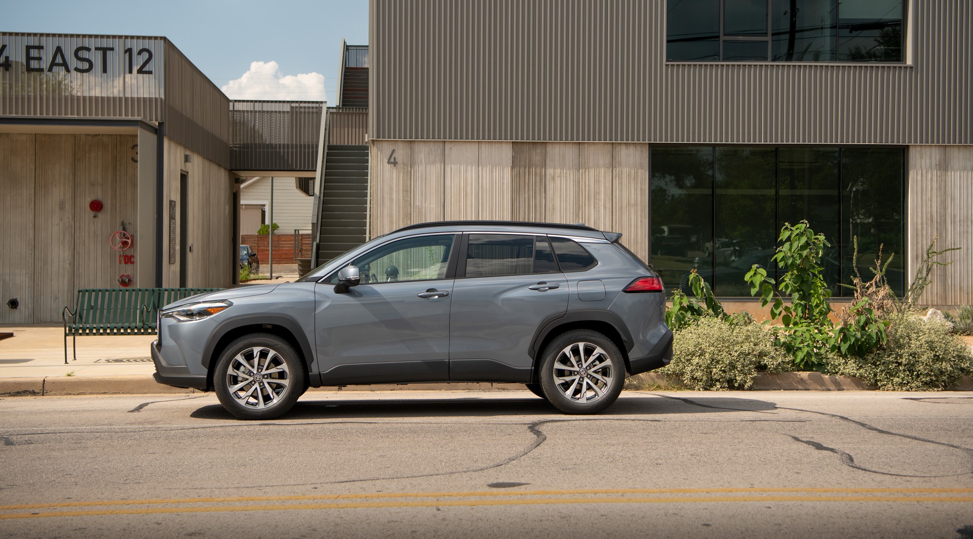 Download 2022 Toyota Corolla Cross XLE - Side HD Wallpaper 1920x1065 #94