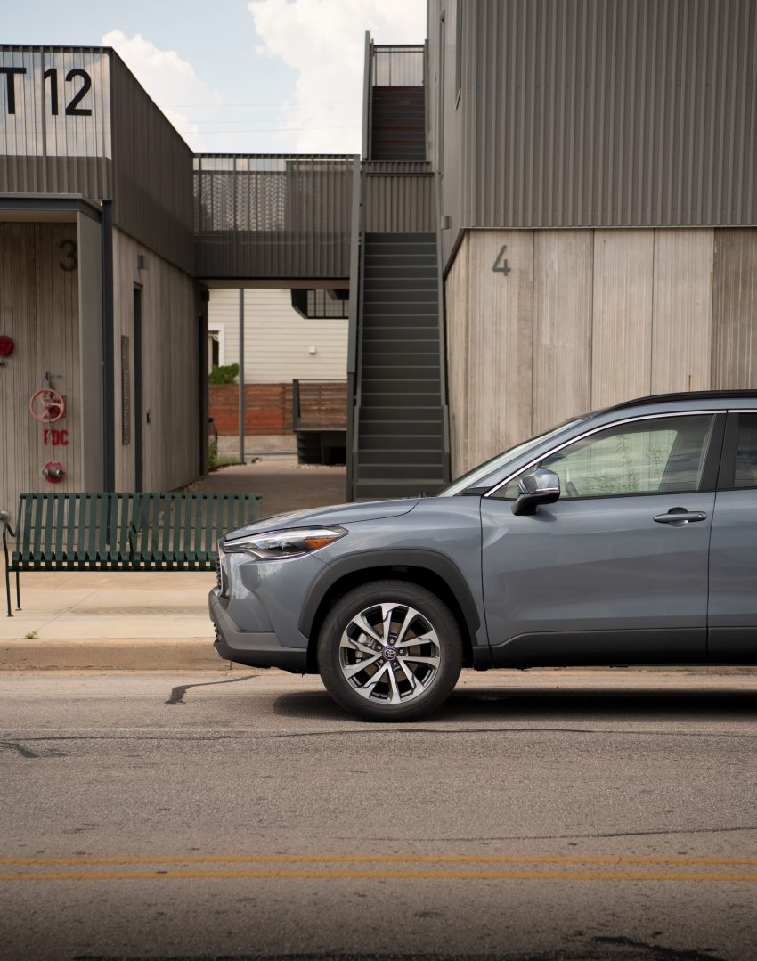 2022 Toyota Corolla Cross XLE - Side Phone Wallpaper 850x1079 #95