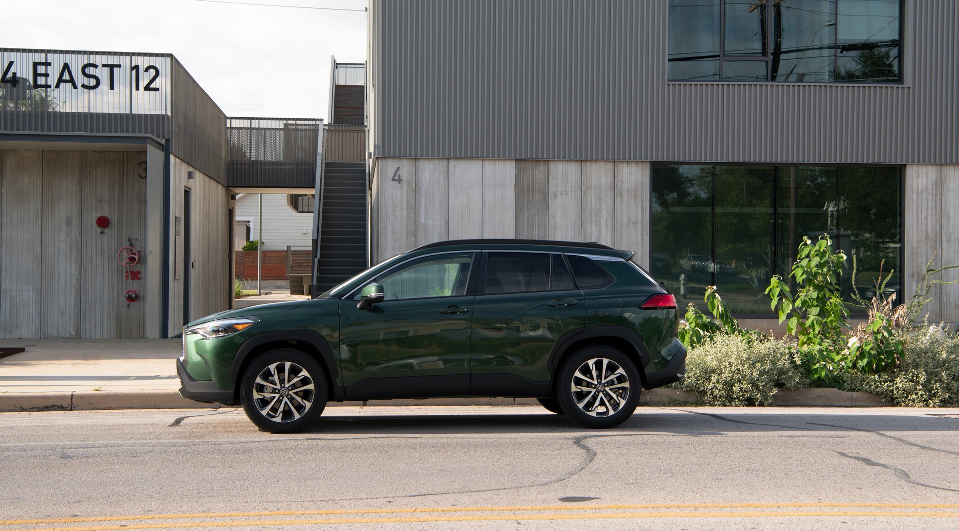 Download 2022 Toyota Corolla Cross XLE - Side HD Wallpaper 1920x1064 #17