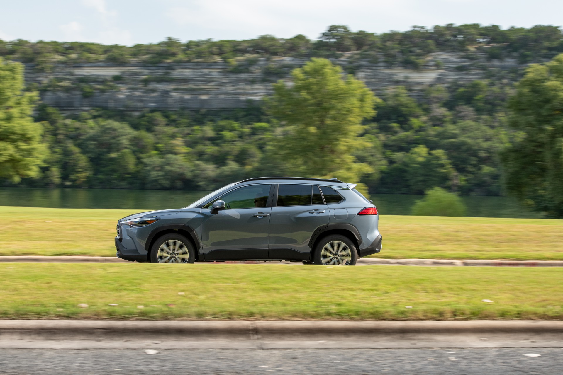 Download 2022 Toyota Corolla Cross XLE - Side HD Wallpaper 1920x1280 #76