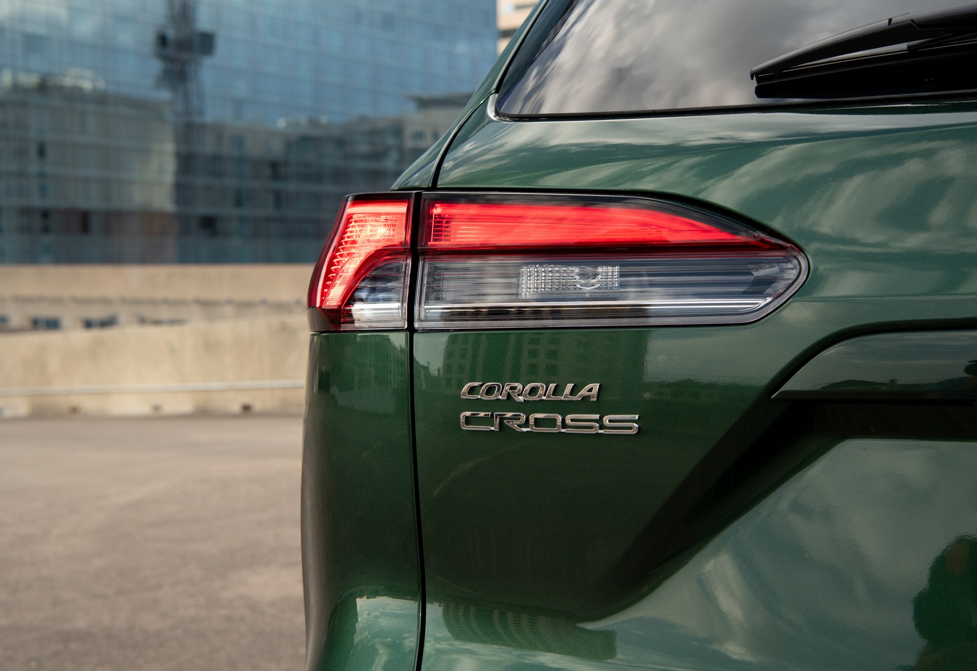 Download 2022 Toyota Corolla Cross XLE - Tail Light HD Wallpaper 1920x1319 #27