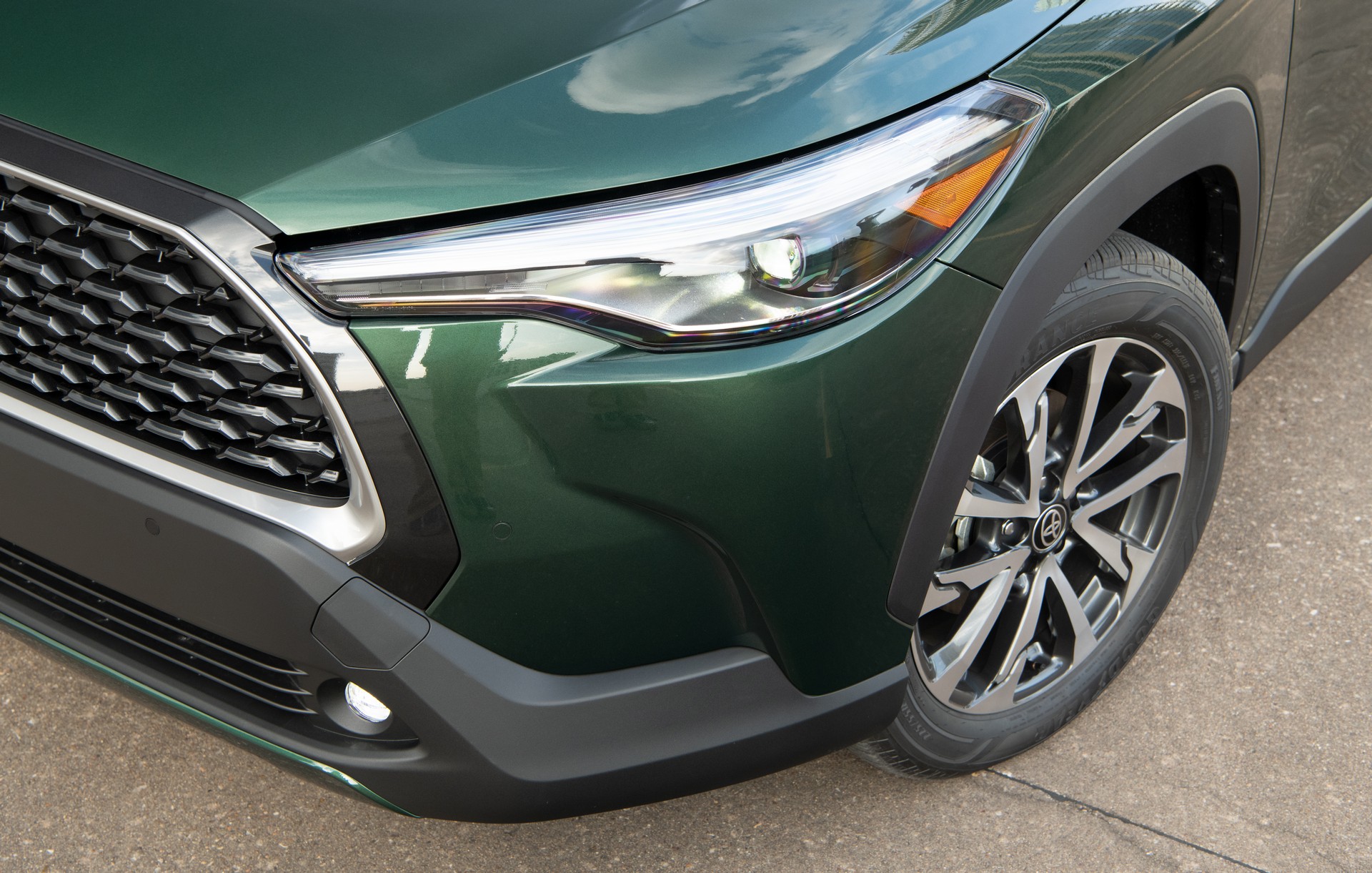 Download 2022 Toyota Corolla Cross XLE - Wheel HD Wallpaper 1920x1221 #20