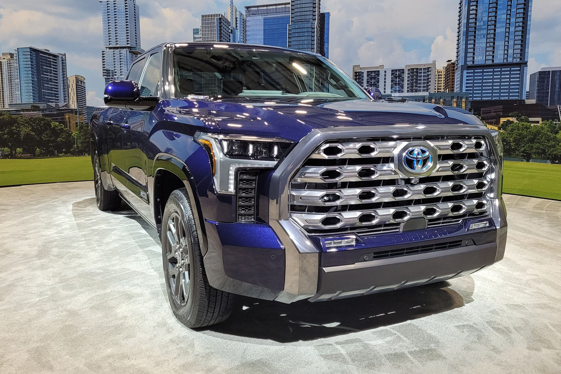 Download 2022 Toyota Tundra Platinum - Front Three-Quarter HD Wallpaper 1920x1280 #13