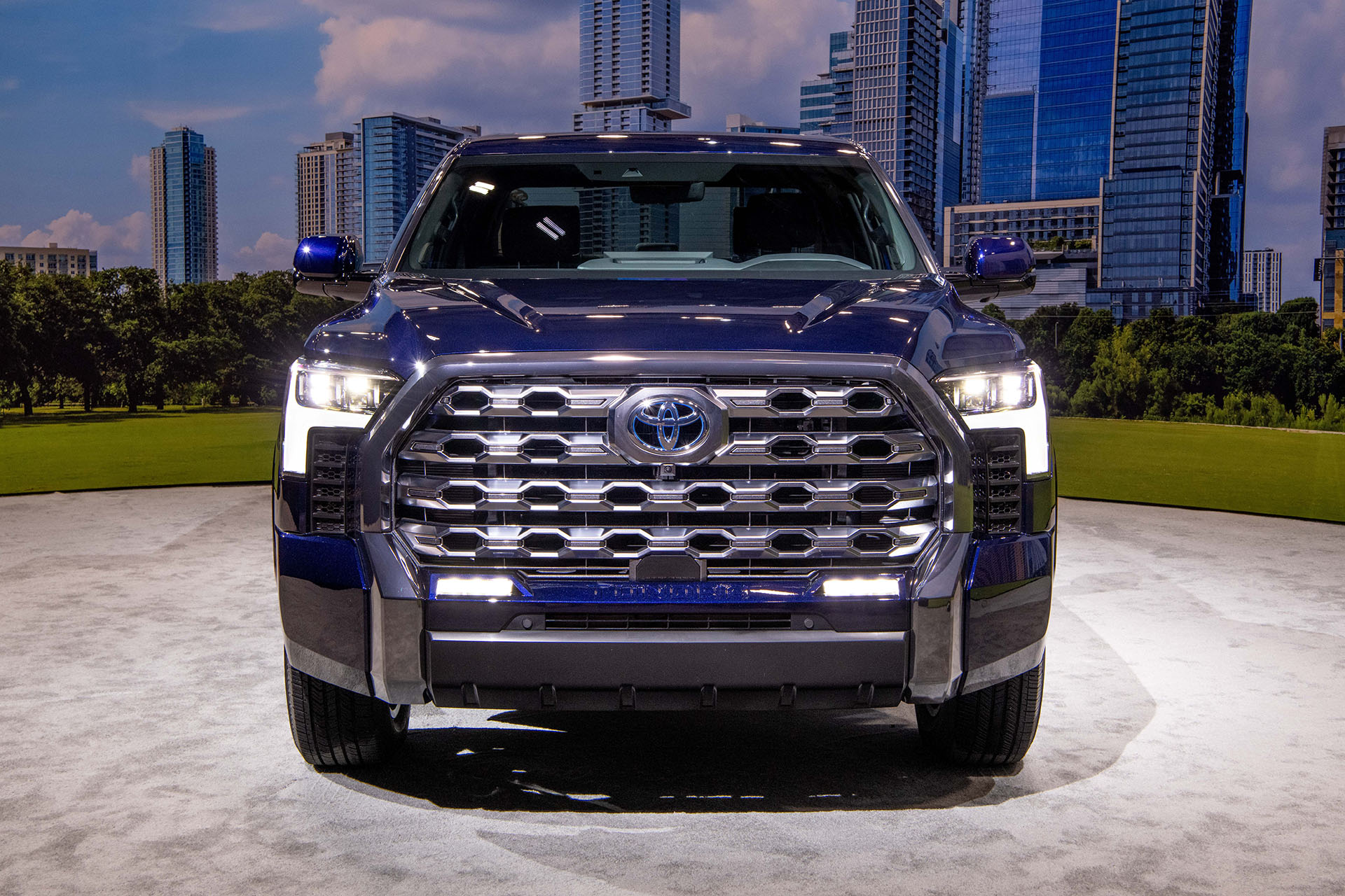 Download 2022 Toyota Tundra Platinum - Front HD Wallpaper 1920x1280 #16