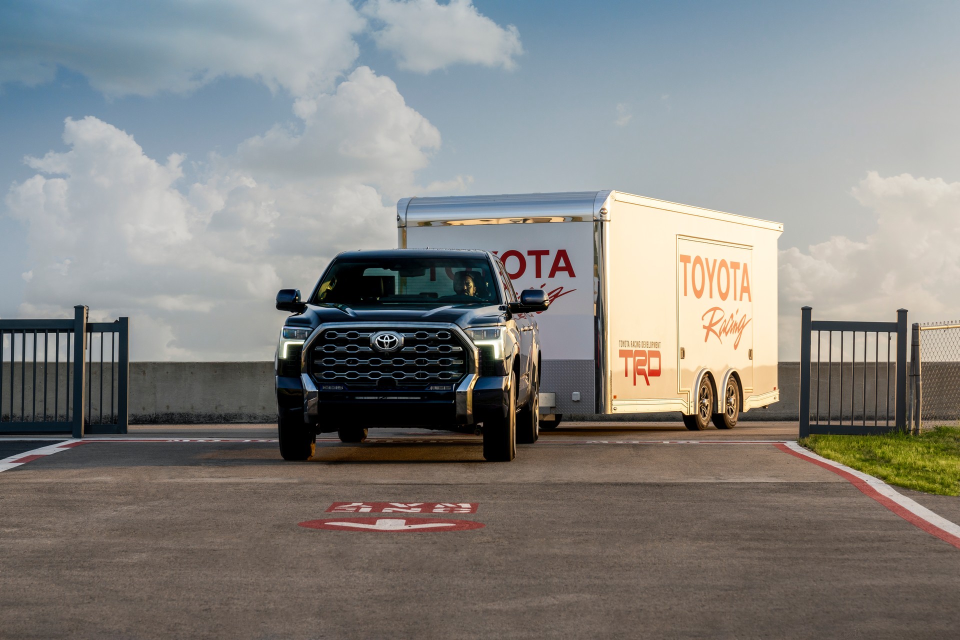 Download 2022 Toyota Tundra Platinum - Front HD Wallpaper 1920x1280 #4