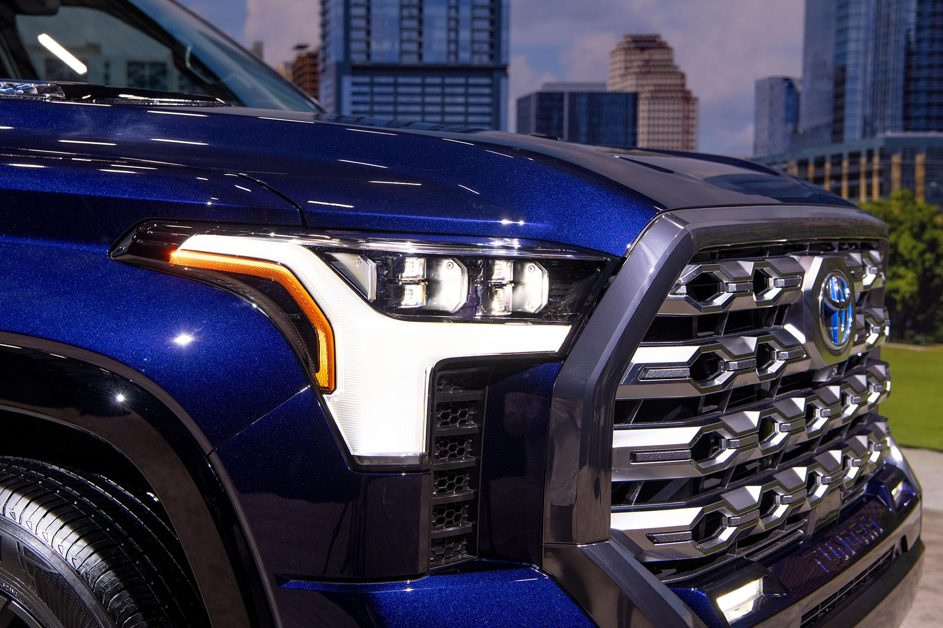 Download 2022 Toyota Tundra Platinum - Headlight HD Wallpaper 1920x1280 #19