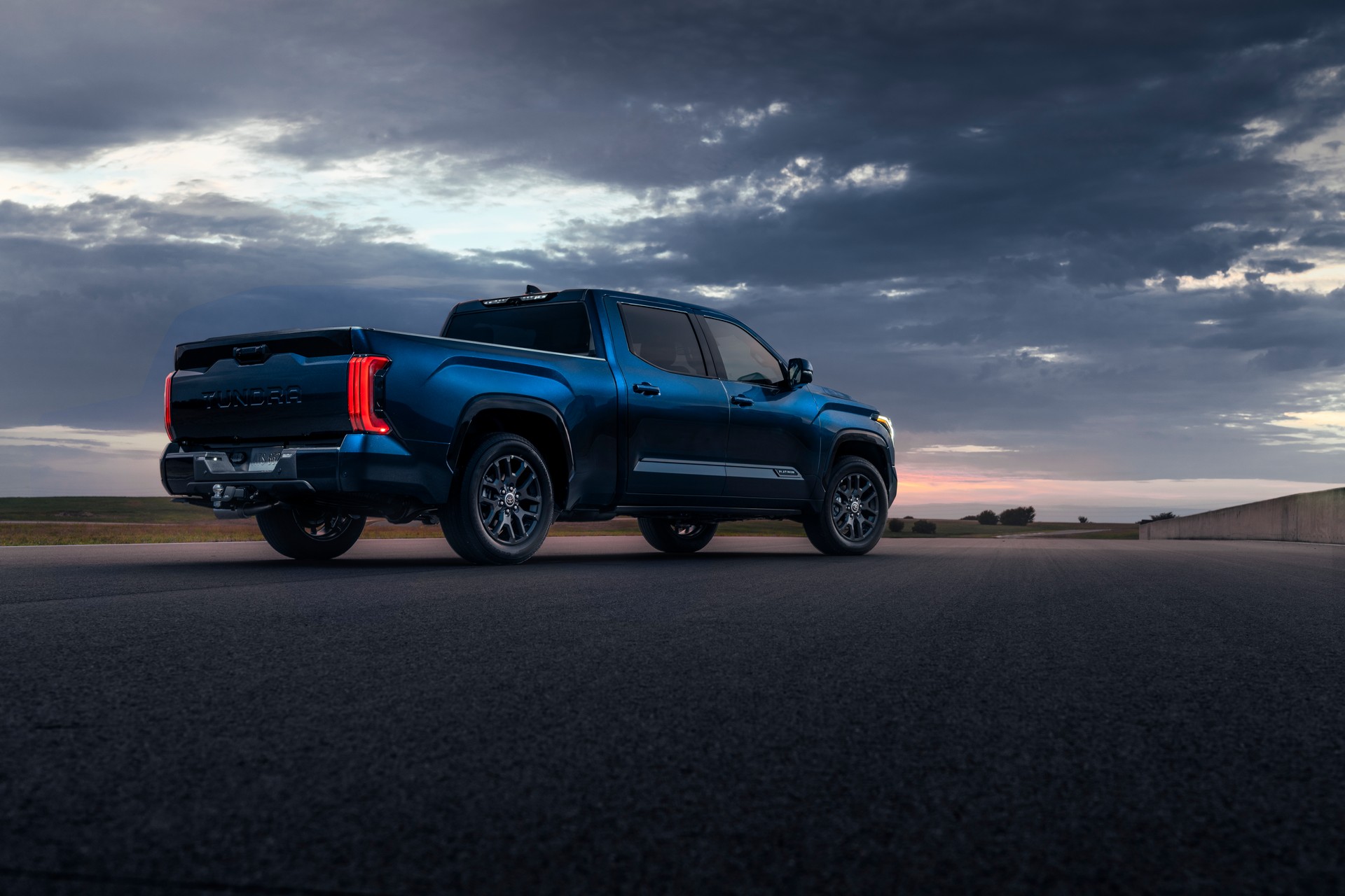 Download 2022 Toyota Tundra Platinum - Rear Three-Quarter HD Wallpaper 1920x1280 #7