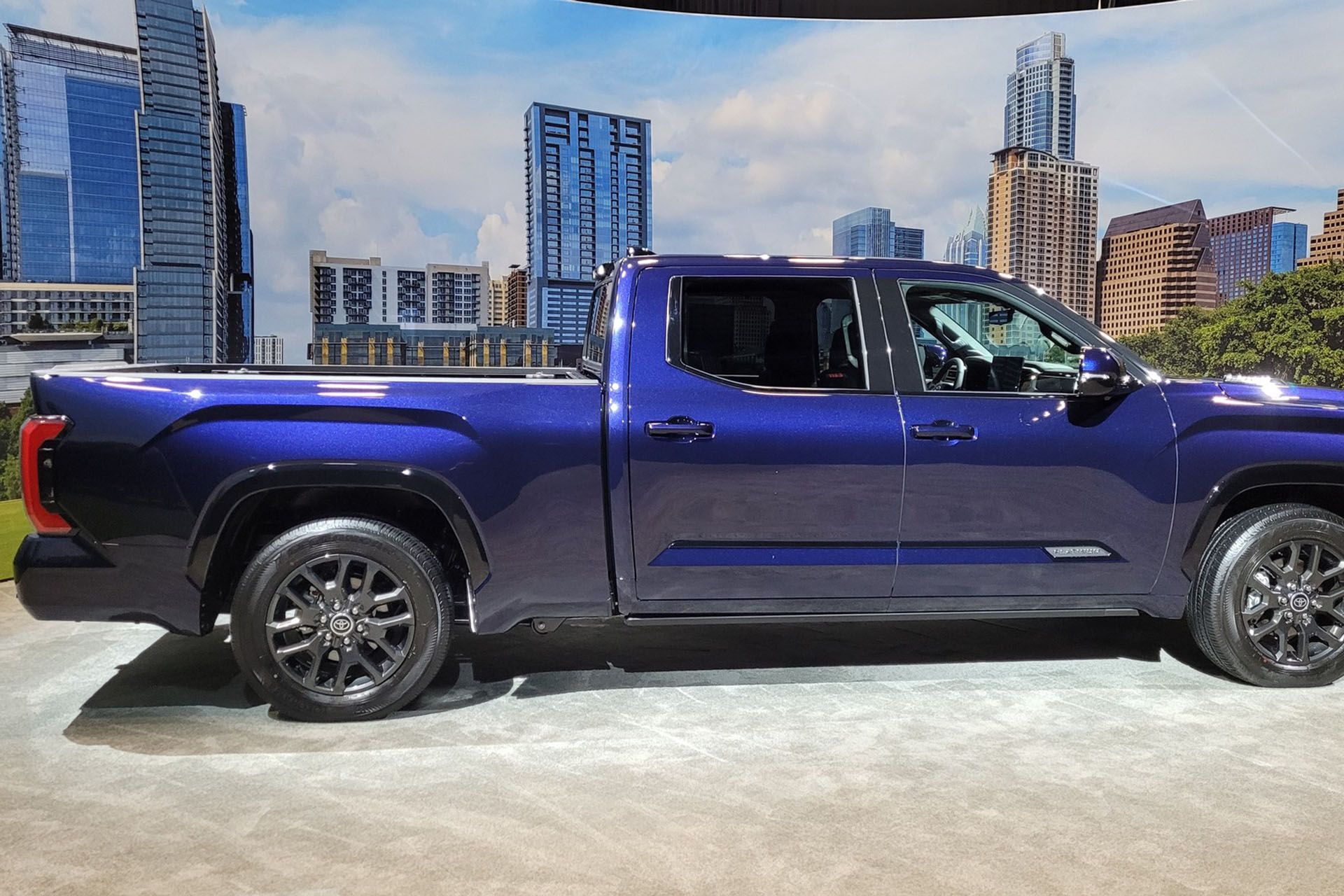 Download 2022 Toyota Tundra Platinum - Side HD Wallpaper 1920x1280 #17