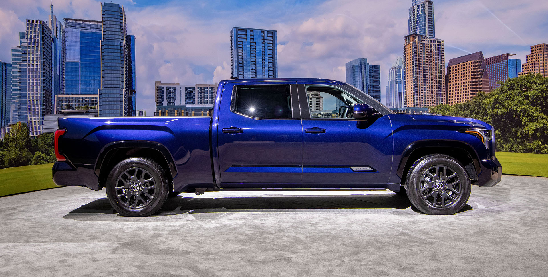 Download 2022 Toyota Tundra Platinum - Side HD Wallpaper 1920x973 #18