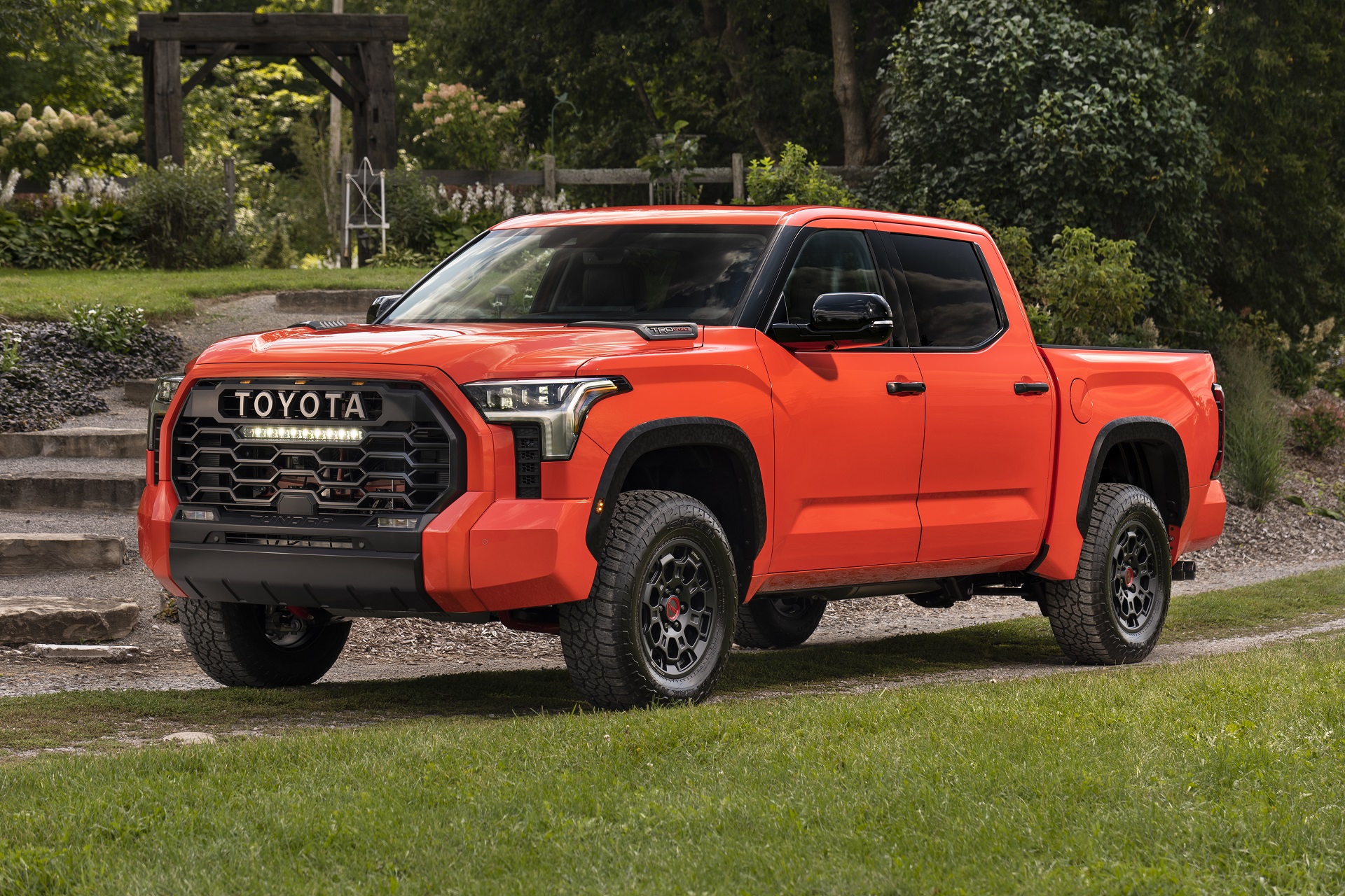 Download 2022 Toyota Tundra TRD Pro - Front Three-Quarter HD Wallpaper 1920x1280 #33
