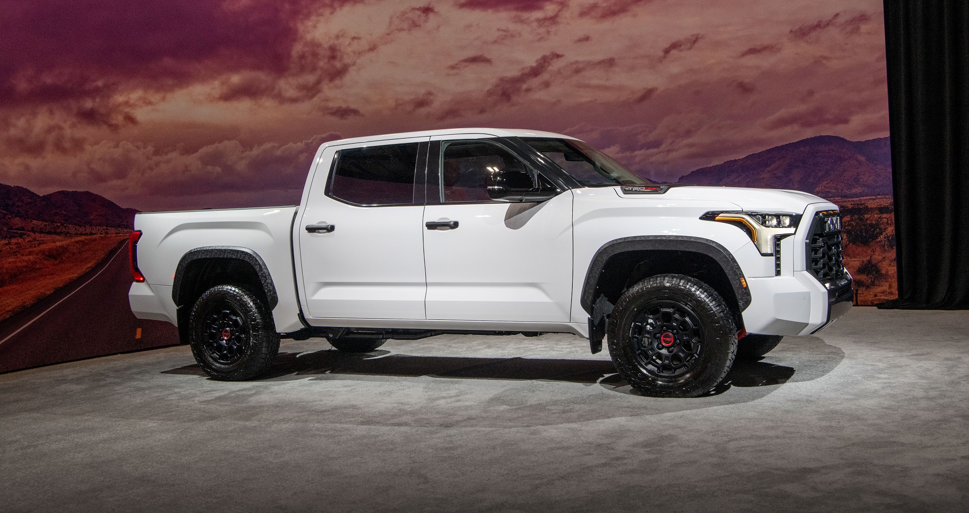 Download 2022 Toyota Tundra TRD Pro - Front Three-Quarter HD Wallpaper 1920x1017 #84