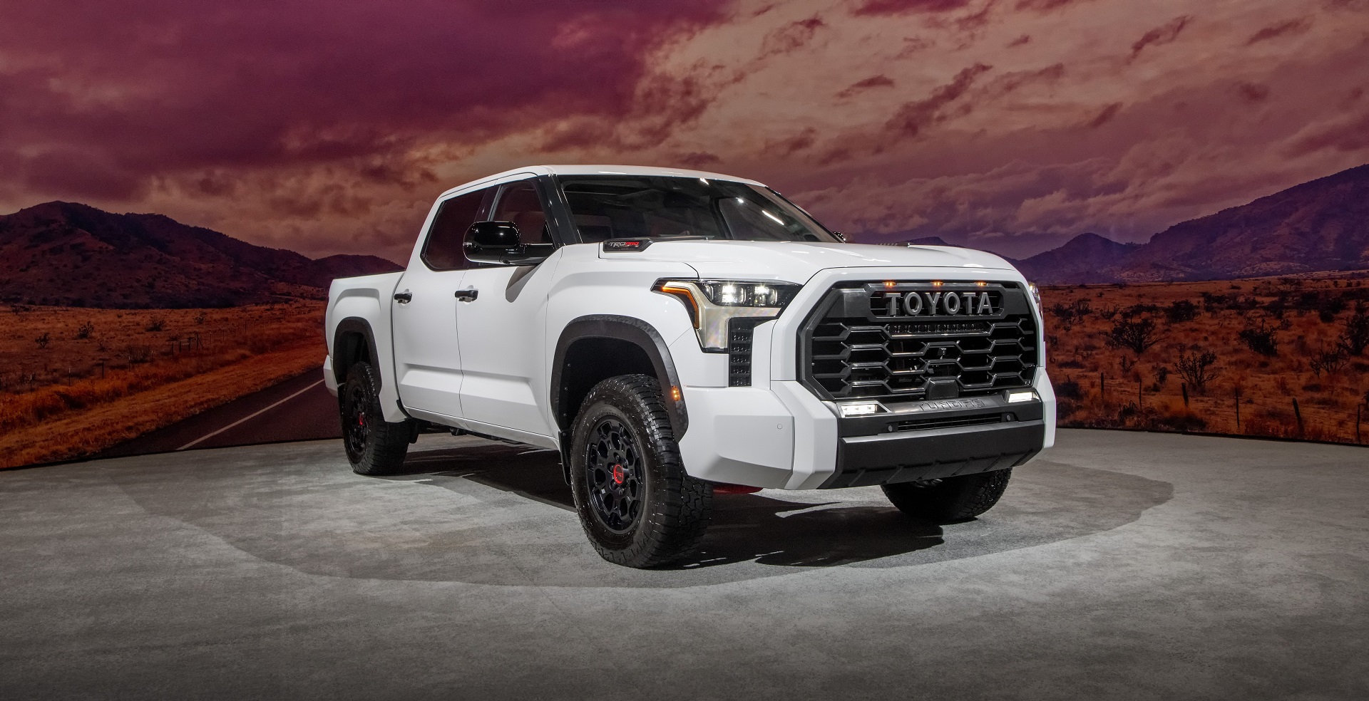 Download 2022 Toyota Tundra TRD Pro - Front Three-Quarter HD Wallpaper 1920x984 #82