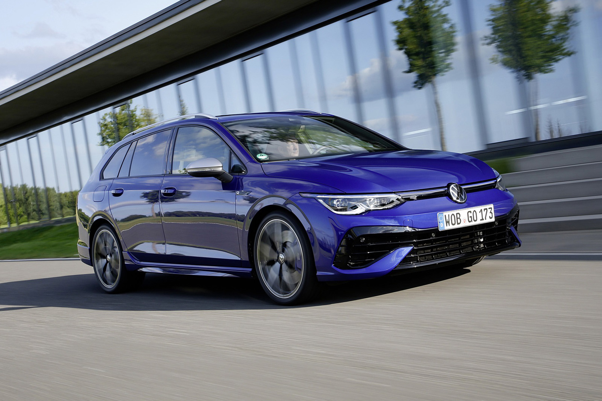 Download 2022 Volkswagen Golf R Estate - Front Three-Quarter HD Wallpaper 1921x1281 #9