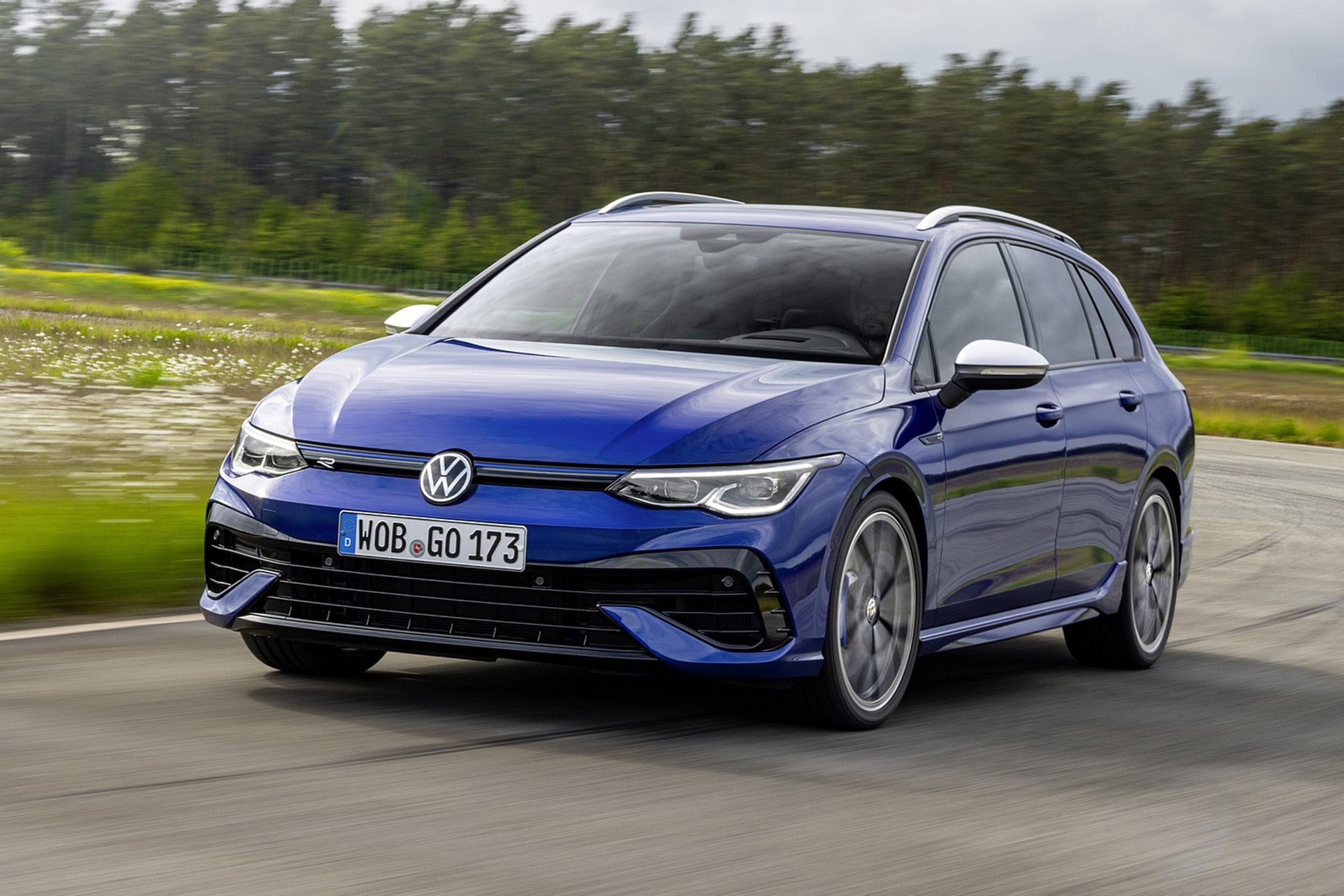 Download 2022 Volkswagen Golf R Estate - Front Three-Quarter HD Wallpaper 1921x1281 #23