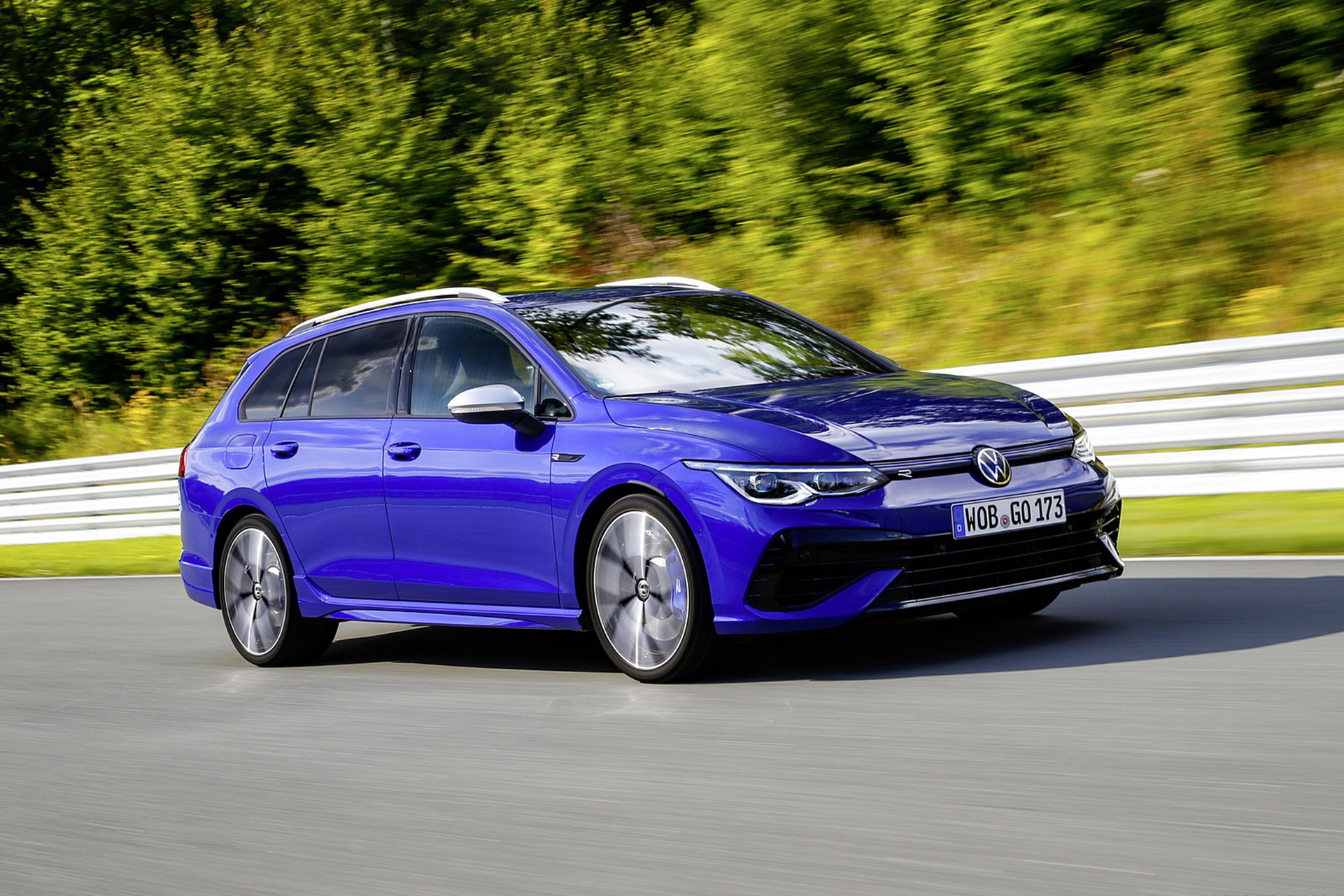 Download 2022 Volkswagen Golf R Estate - Front Three-Quarter HD Wallpaper 1921x1281 #10