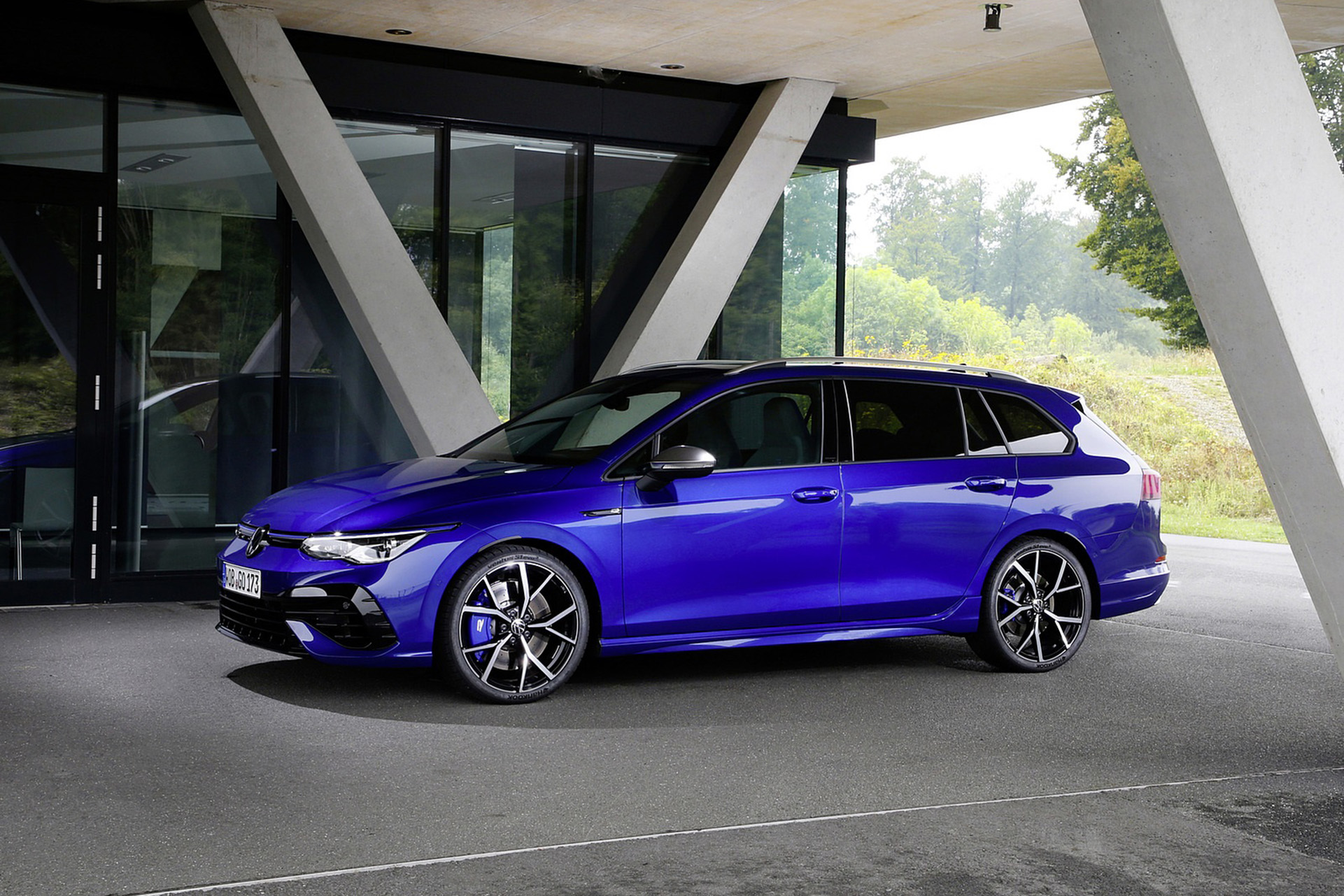 Download 2022 Volkswagen Golf R Estate - Front Three-Quarter HD Wallpaper 1921x1281 #16