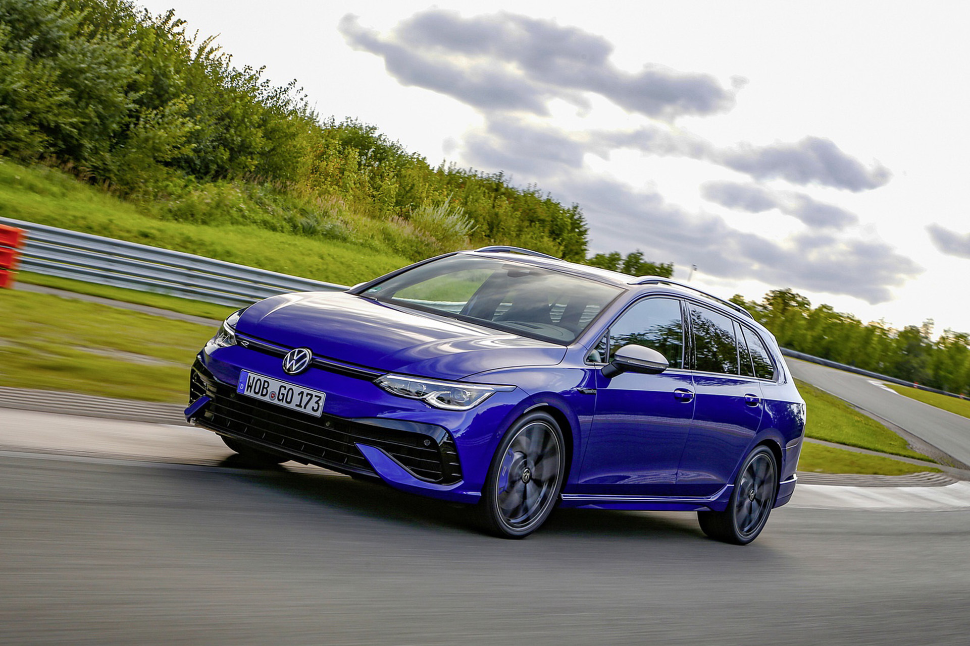 Download 2022 Volkswagen Golf R Estate - Front Three-Quarter HD Wallpaper 1921x1281 #5