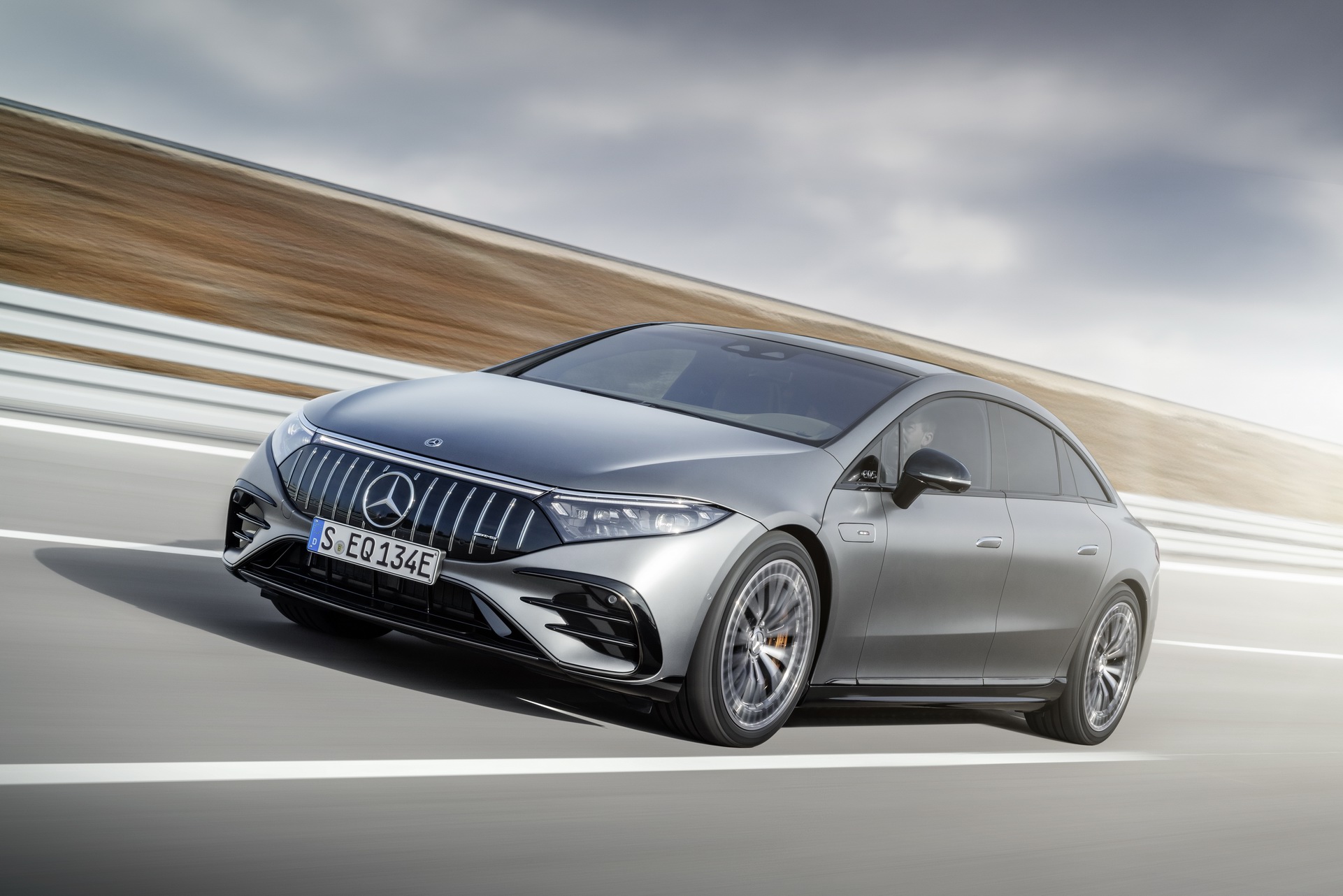 Download 2023 Mercedes-AMG EQS 53 4MATIC+ - Front Three-Quarter HD Wallpaper 1921x1282 #3