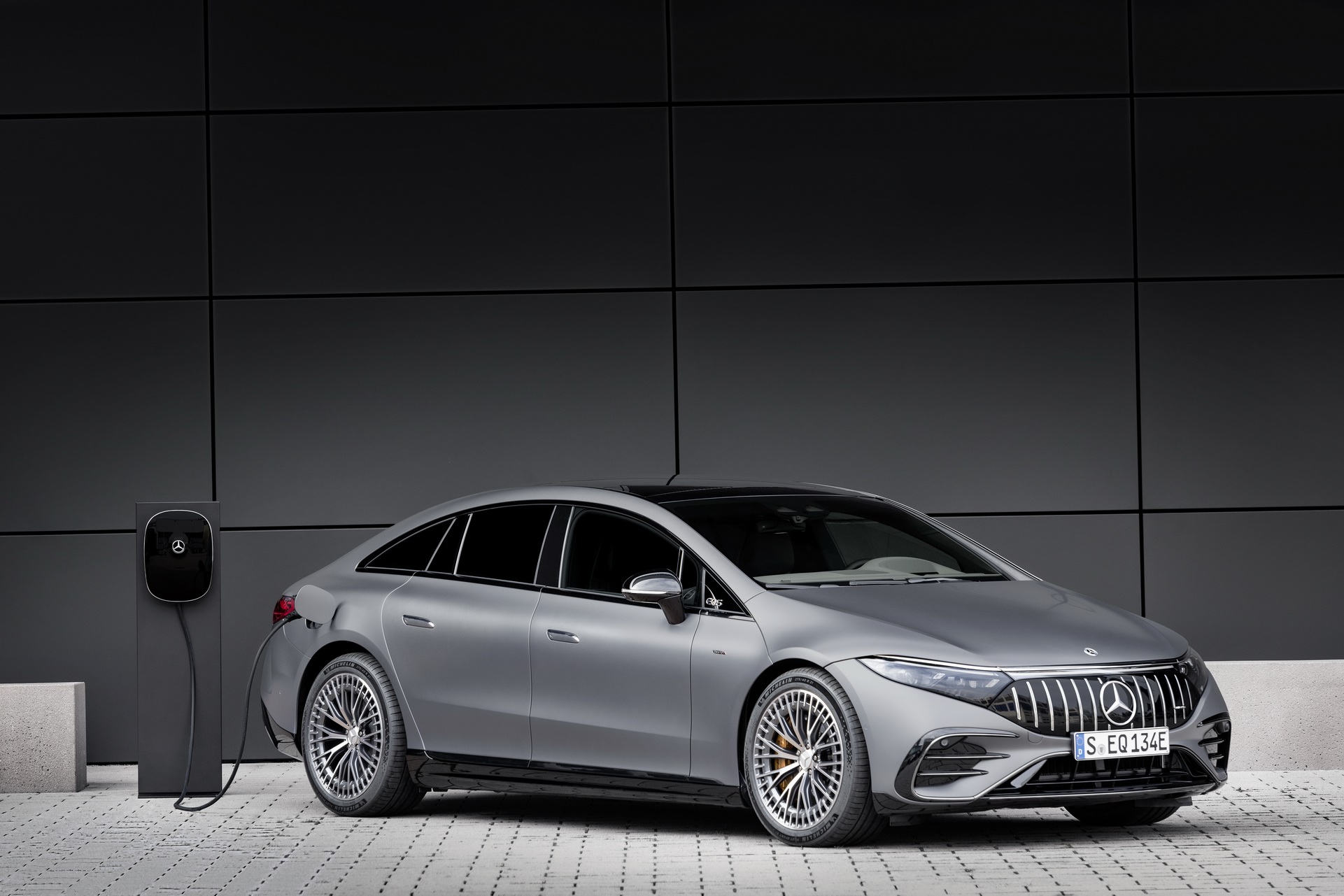 Download 2023 Mercedes-AMG EQS 53 4MATIC+ - Front Three-Quarter HD Wallpaper 1921x1281 #19
