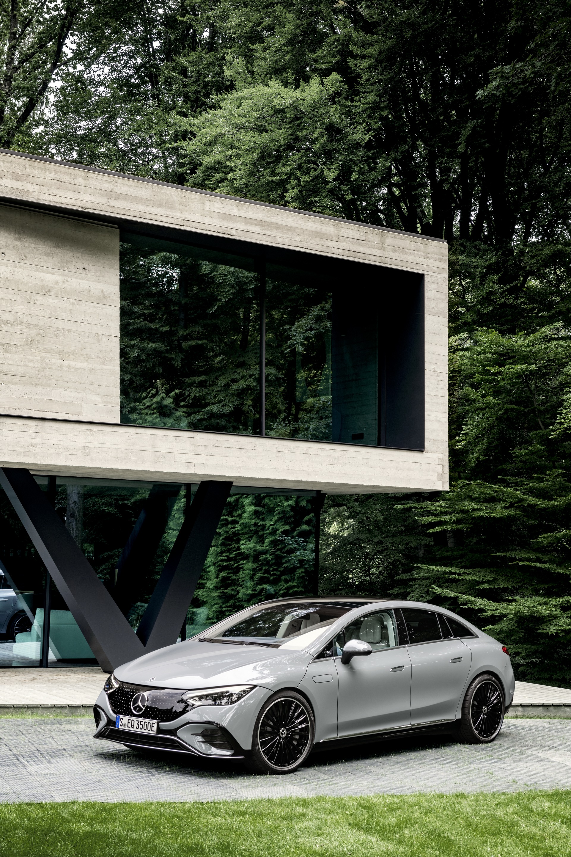 Download 2023 Mercedes-Benz EQE 350 Edition 1 AMG Line - Front Three-Quarter HD Phone Wallpaper 1921x2882 #16