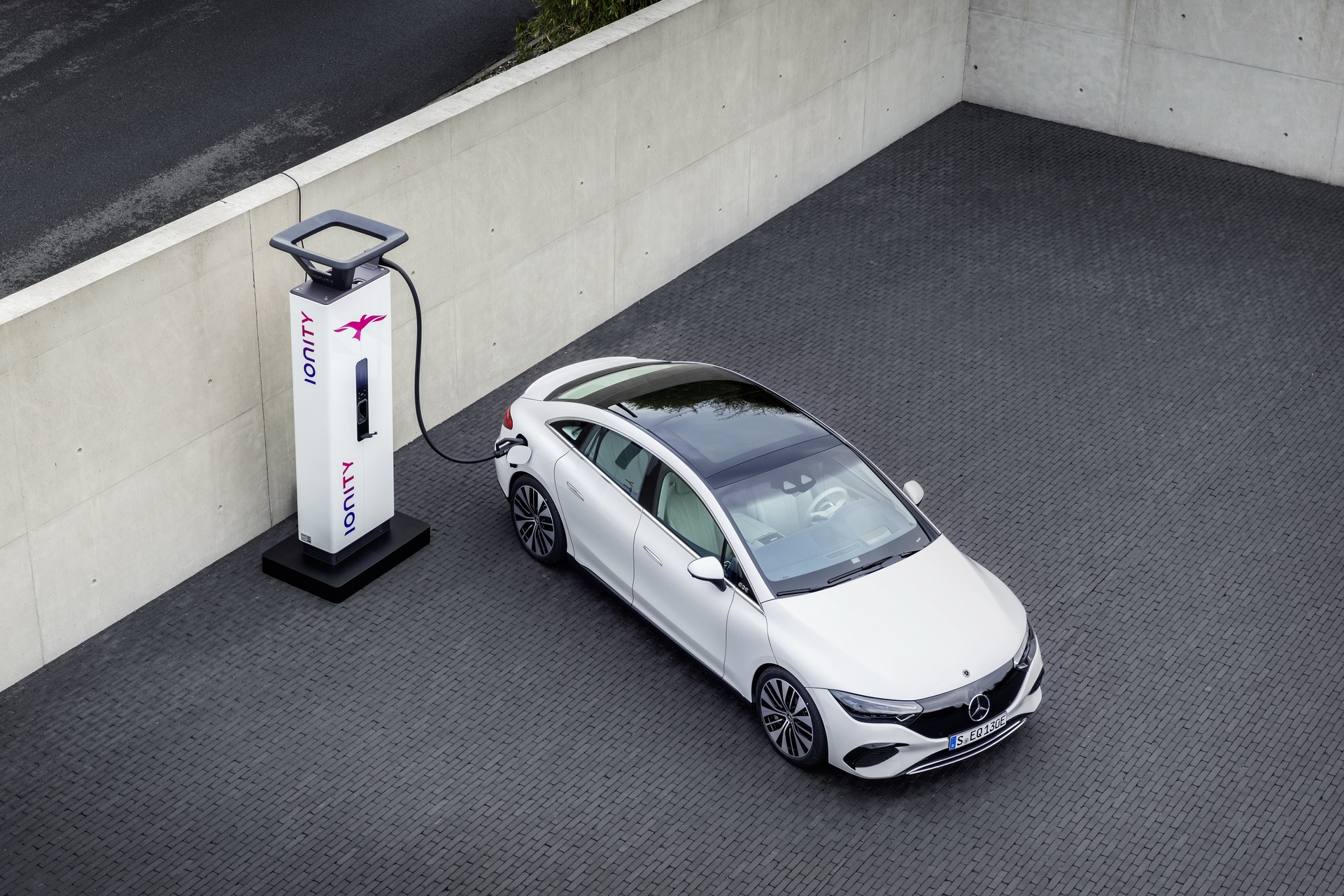 Download 2023 Mercedes-Benz EQE 350 Electric Art Line - Charging HD Wallpaper 1921x1281 #45