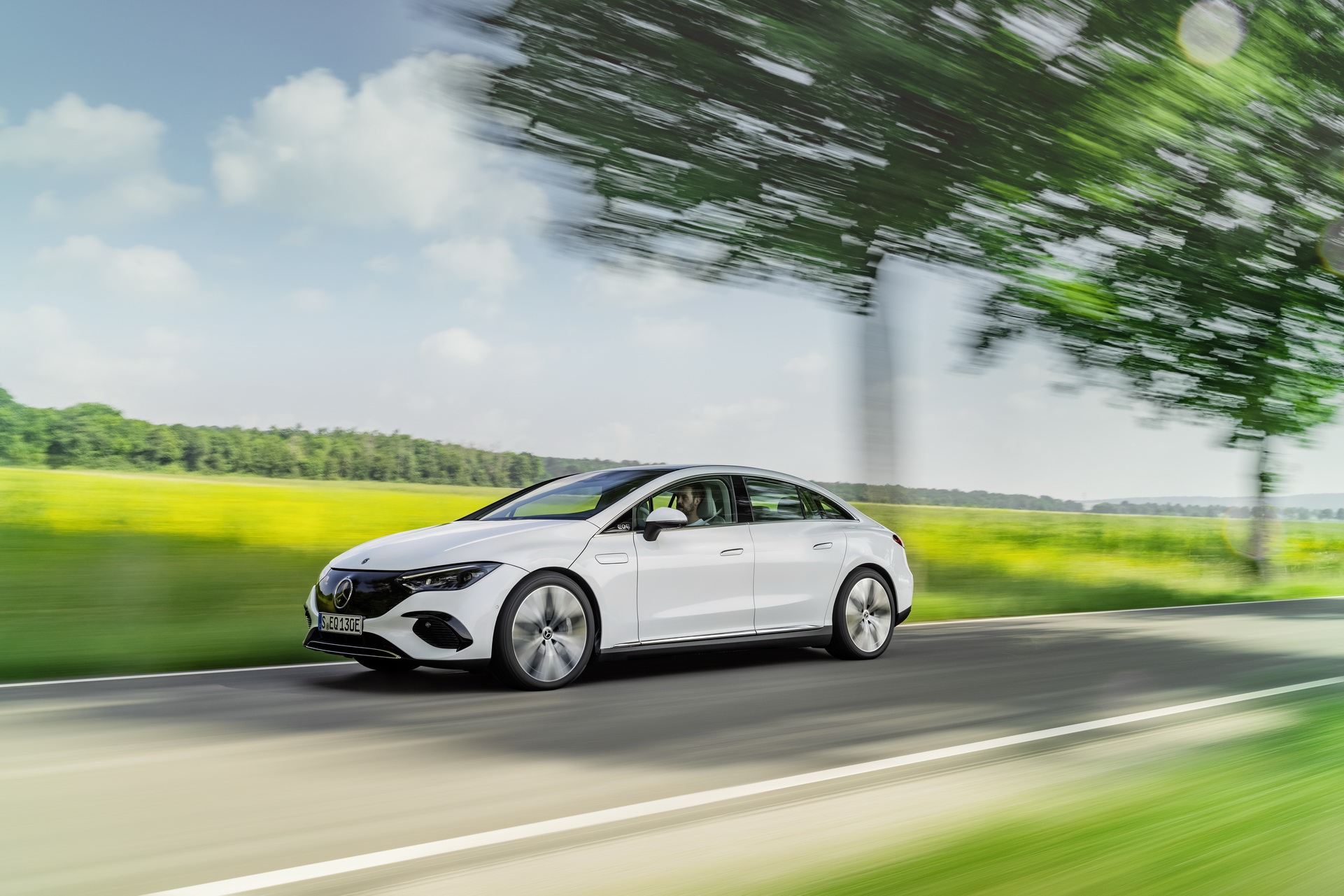 Download 2023 Mercedes-Benz EQE 350 Electric Art Line - Front Three-Quarter HD Wallpaper 1921x1281 #29