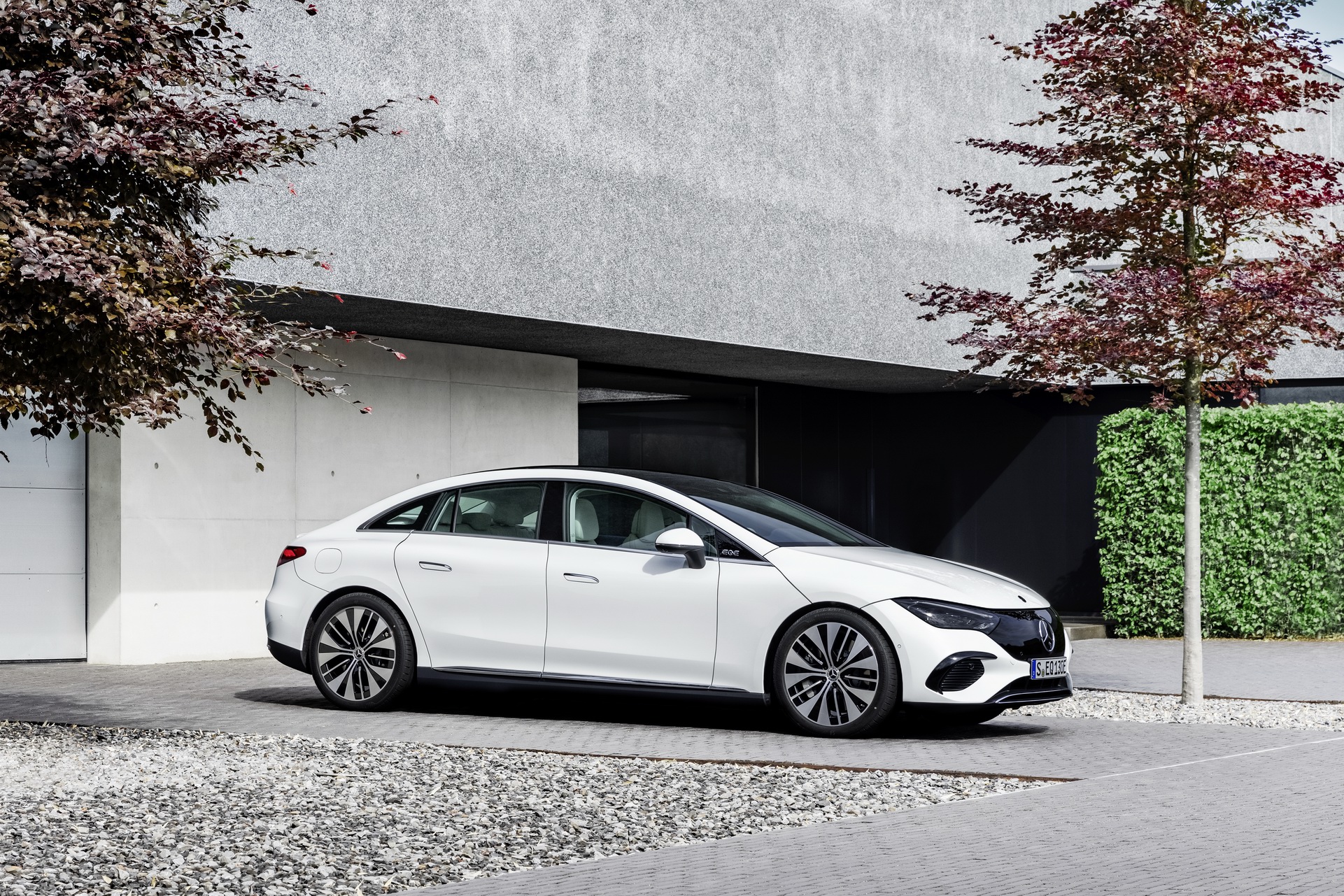 Download 2023 Mercedes-Benz EQE 350 Electric Art Line - Front Three-Quarter HD Wallpaper 1921x1281 #47