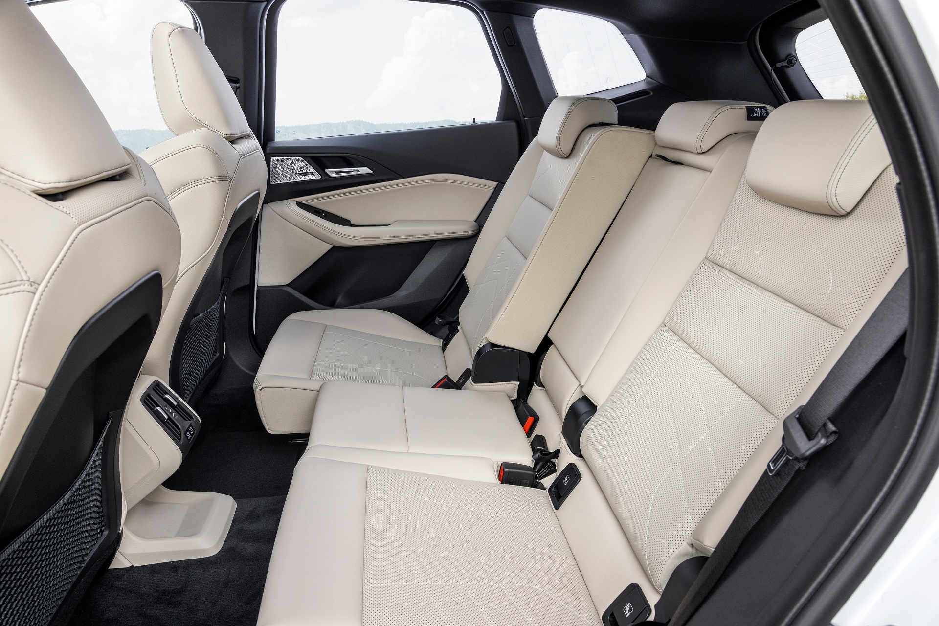 Download 2022 BMW 223i Active Tourer - Interior, Rear Seats HD Wallpaper 1920x1280 #57