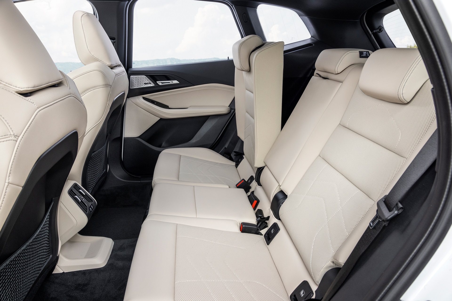 Download 2022 BMW 223i Active Tourer - Interior, Rear Seats HD Wallpaper 1920x1280 #58