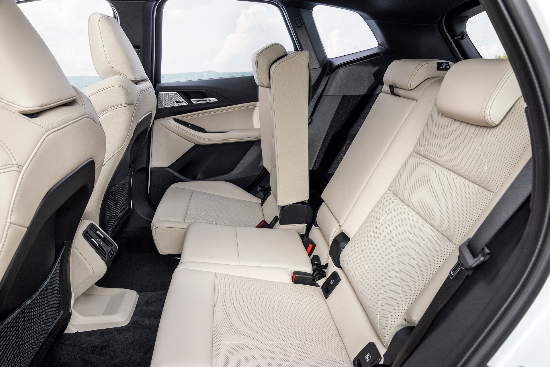 Download 2022 BMW 223i Active Tourer - Interior, Rear Seats HD Wallpaper 1919x1280 #60