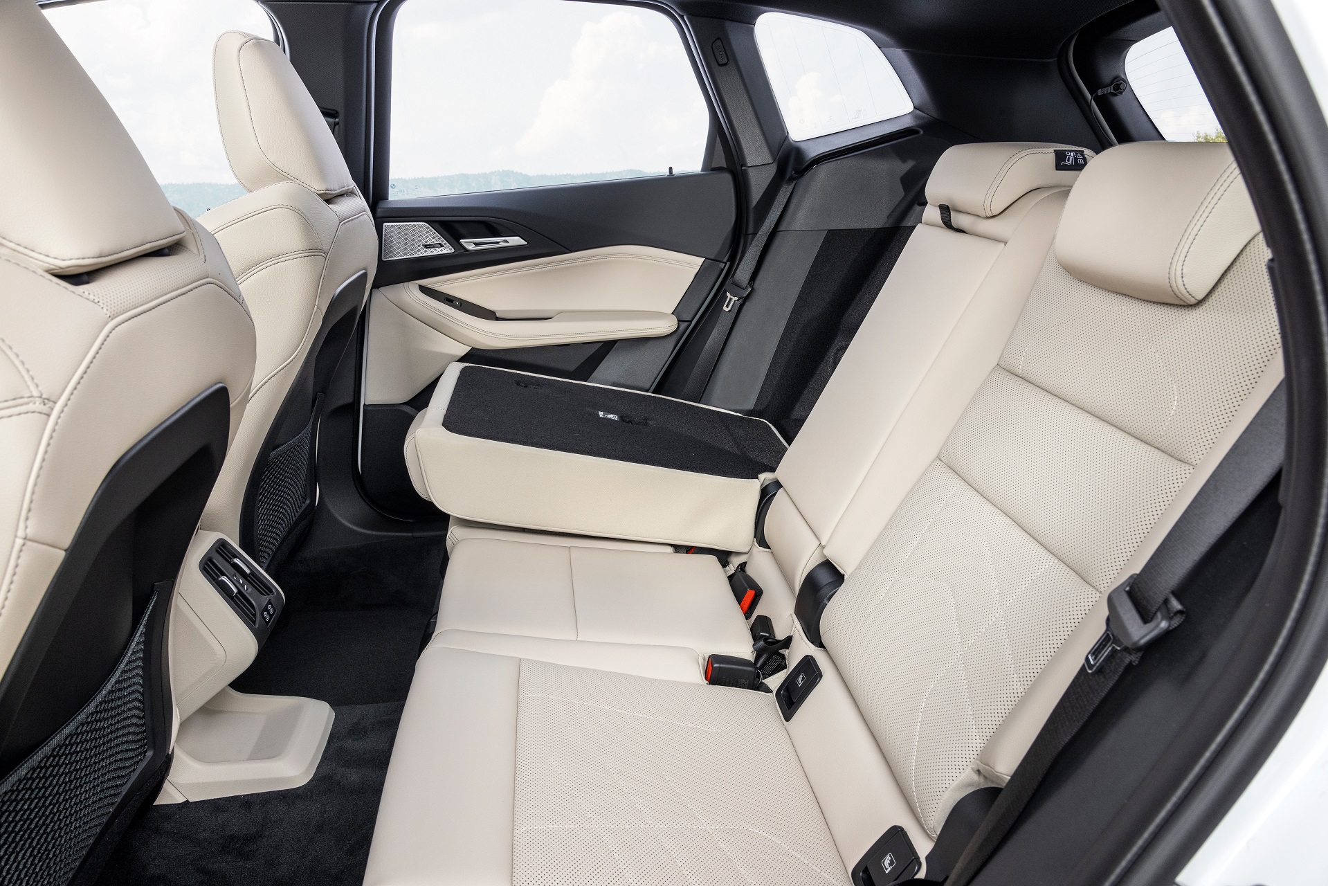 Download 2022 BMW 223i Active Tourer - Interior, Rear Seats HD Wallpaper 1919x1280 #61