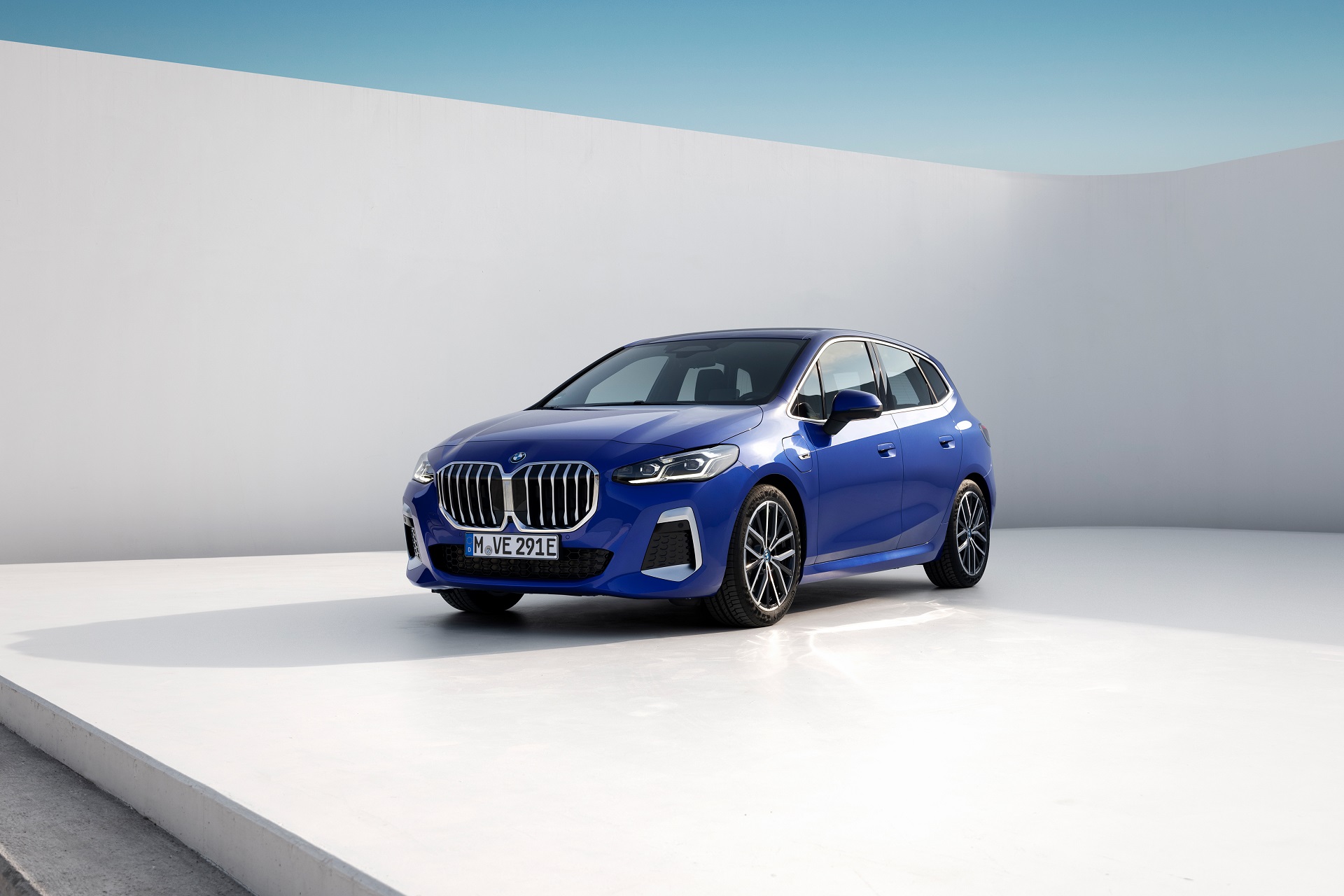 Download 2022 BMW 230e xDrive Active Tourer - Front Three-Quarter HD Wallpaper 1920x1280 #33