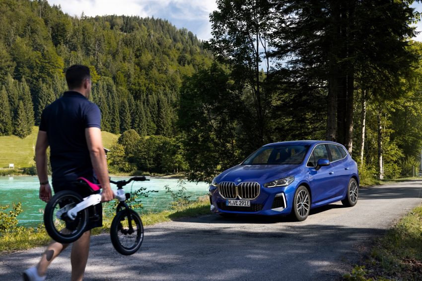 2022 BMW 230e xDrive Active Tourer - Front Three-Quarter Wallpaper 850x567 #11