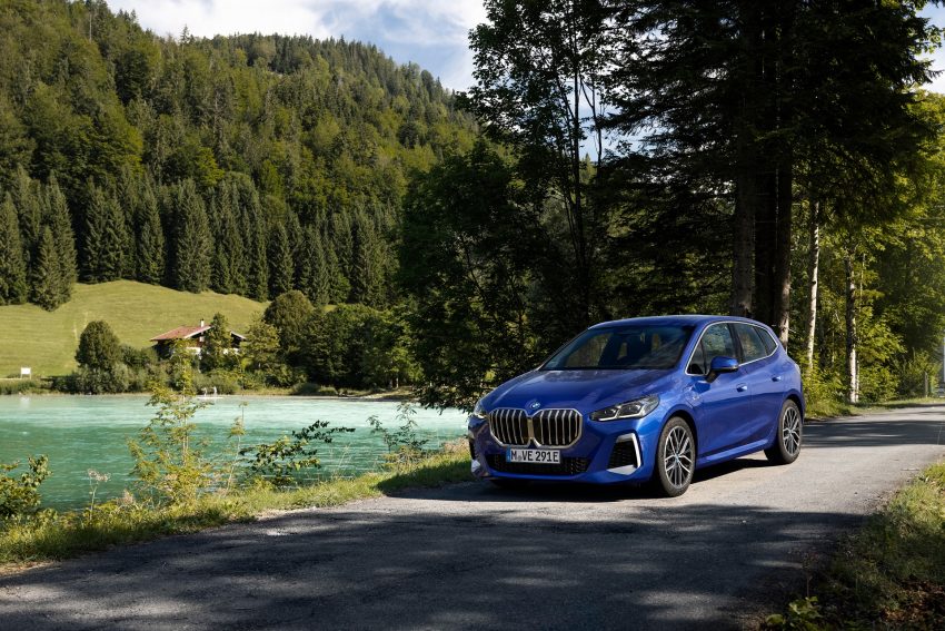 2022 BMW 230e xDrive Active Tourer - Front Three-Quarter Wallpaper 850x567 #2