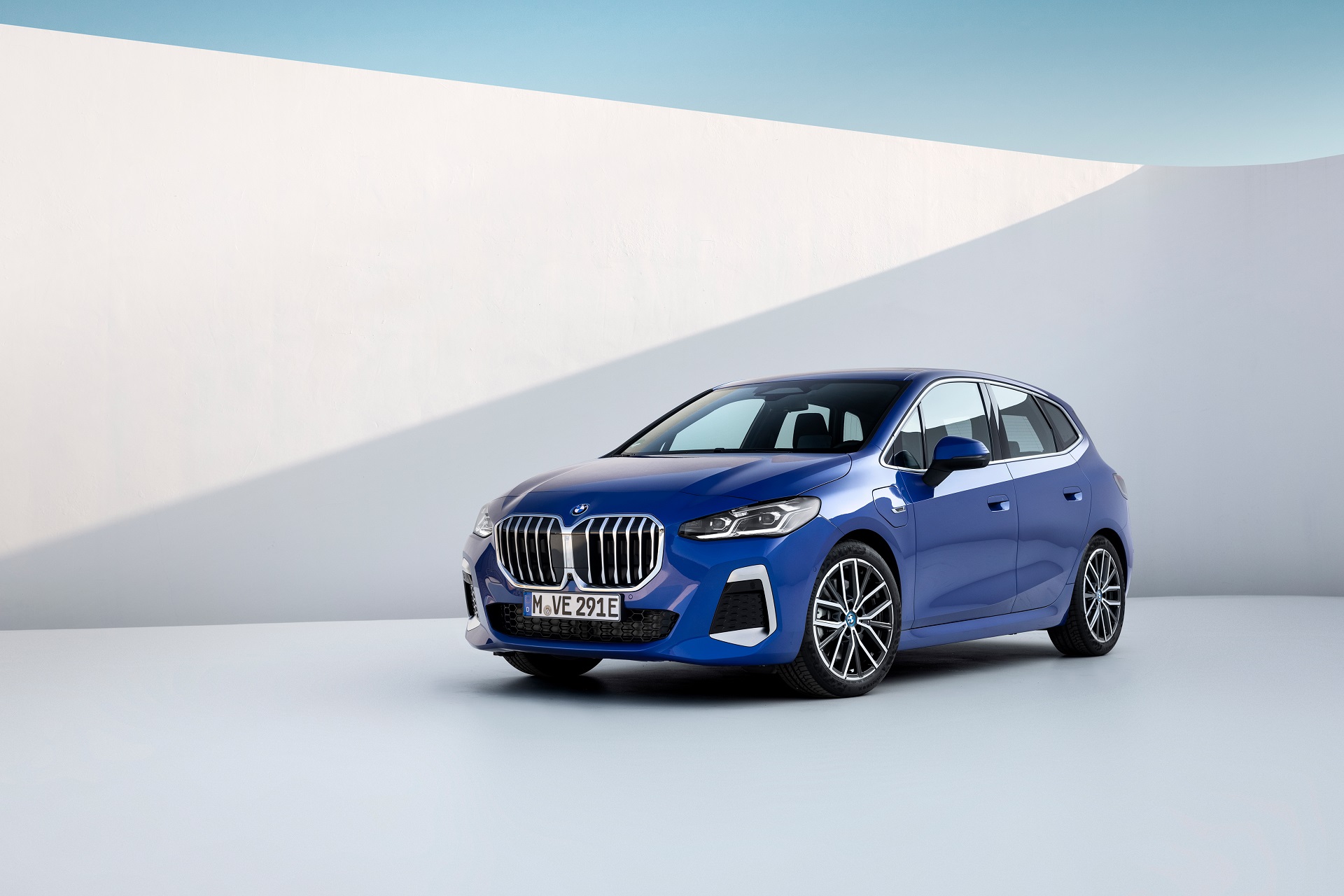 Download 2022 BMW 230e xDrive Active Tourer - Front Three-Quarter HD Wallpaper 1920x1280 #34