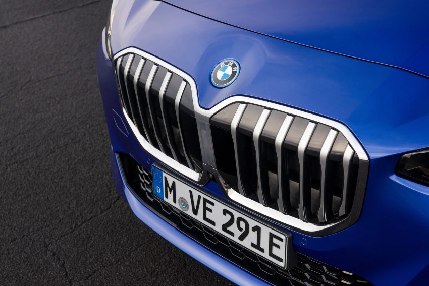 2022 BMW 230e xDrive Active Tourer - Grille Wallpaper 850x567 #27