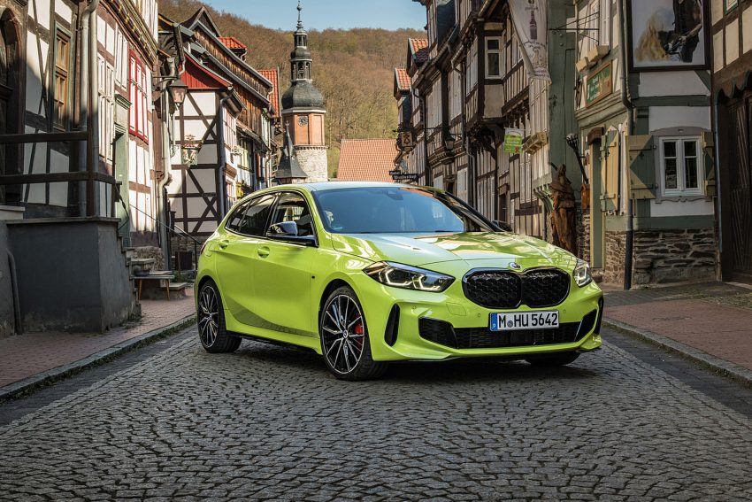 2022 BMW M135i xDrive - Front Three-Quarter Wallpaper 850x567 #48