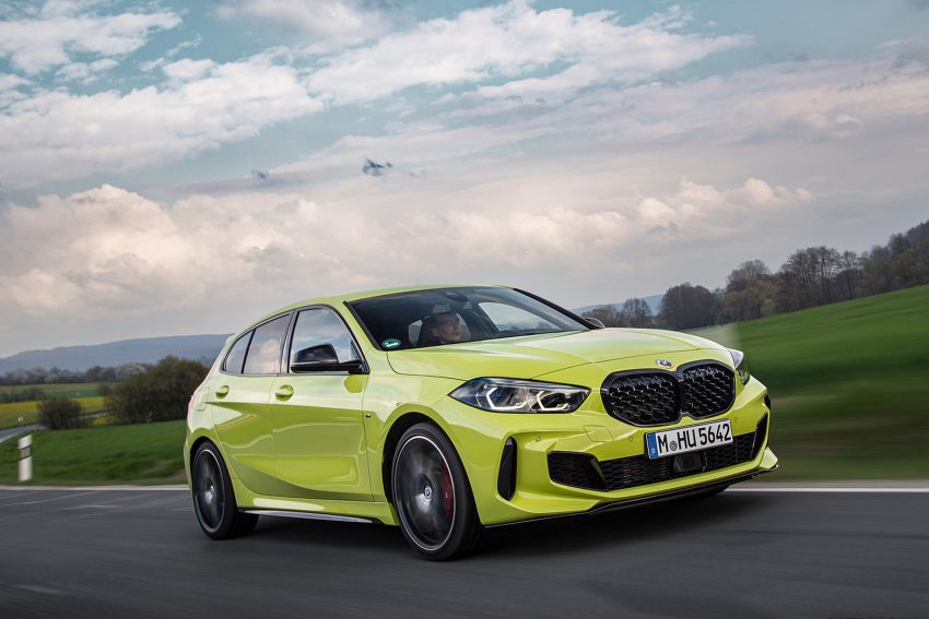 2022 BMW M135i xDrive - Front Three-Quarter Wallpaper 850x567 #11