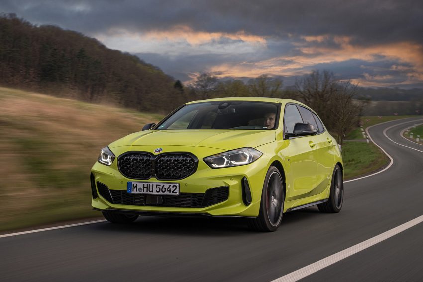 2022 BMW M135i xDrive - Front Three-Quarter Wallpaper 850x567 #3