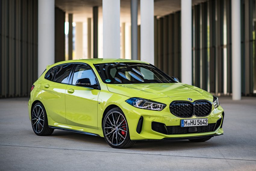 2022 BMW M135i xDrive - Front Three-Quarter Wallpaper 850x567 #53