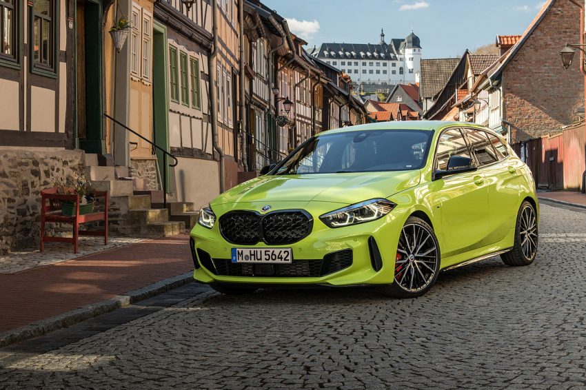 2022 BMW M135i xDrive - Front Three-Quarter Wallpaper 850x566 #49